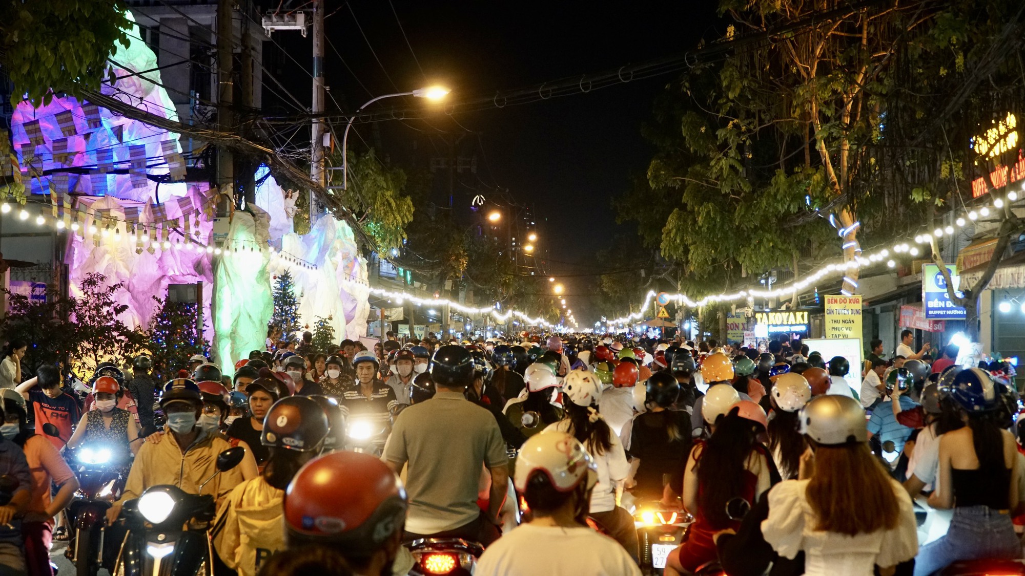 Người dân TP HCM, Bình Dương rộn ràng đón Giáng sinh- Ảnh 8.