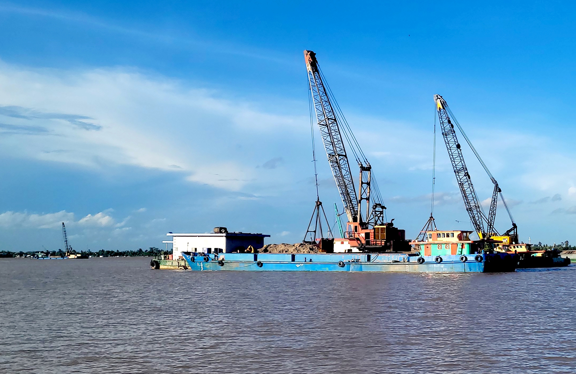 Đường d&acirc;y khai th&aacute;c c&aacute;t li&ecirc;n quan 2 l&atilde;nh đạo UBND tỉnh An Giang- Ảnh 1.