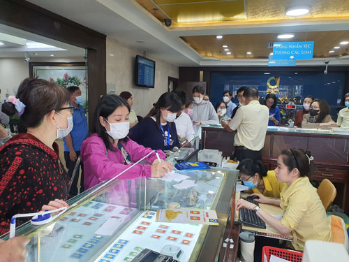 Khách mua vàng tại trụ sở Công ty Vàng bạc Đá quý Sài Gòn ở TP HCM Ảnh: LAM GIANG