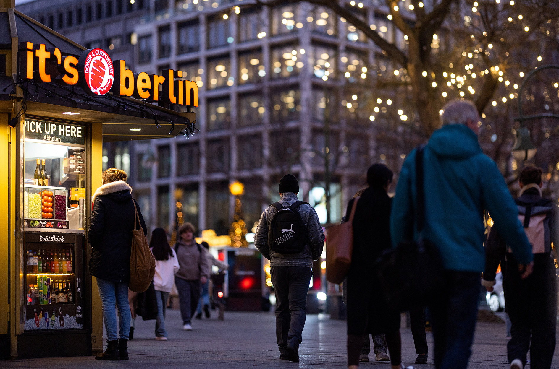 Người dân dạo phố mua sắm Kurfuerstendamm ở thủ đô Berlin - Đức hôm 18-12. Ảnh: REUTERS