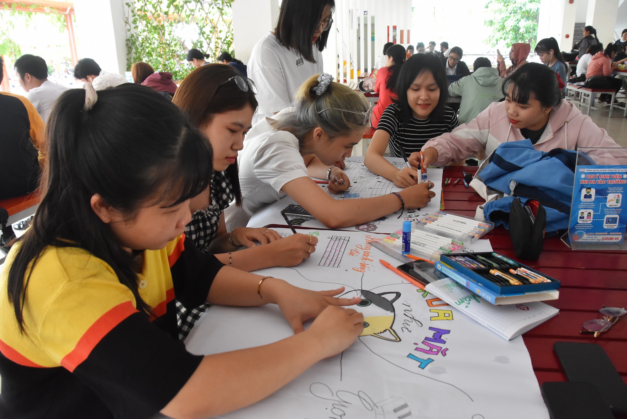 Sinh vi&ecirc;n Đại học Sư phạm TP HCM trong giờ l&agrave;m đồ &aacute;n m&ocirc;n họcẢnh: TẤN THẠNH
