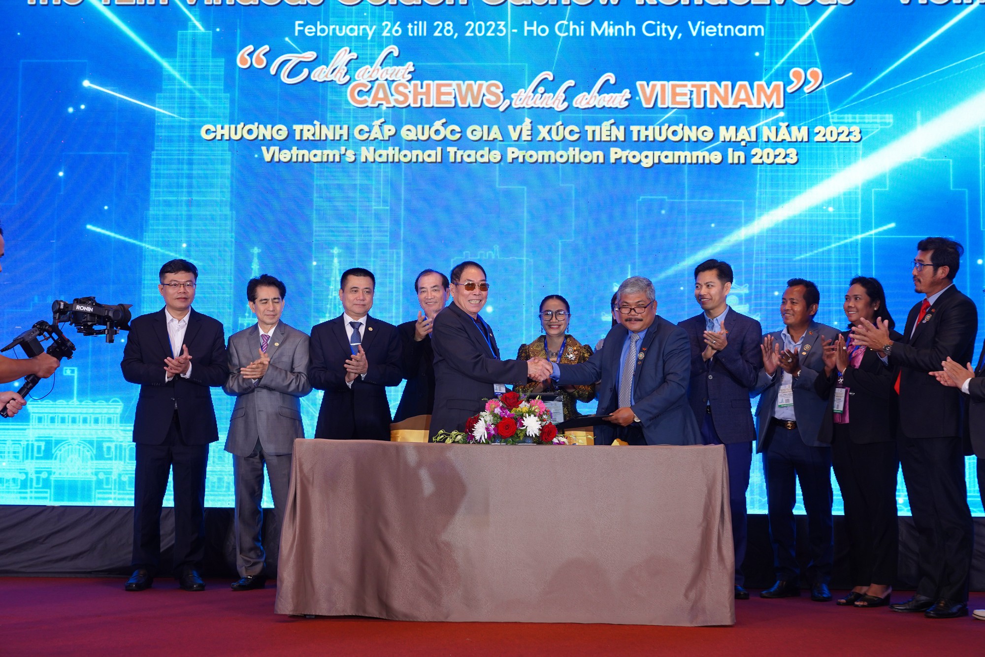 &Ocirc;ng Phạm Văn C&ocirc;ng, Chủ tịch Hiệp hội Điều Việt Nam, c&ugrave;ng kh&aacute;ch nước ngo&agrave;i tại hội nghị