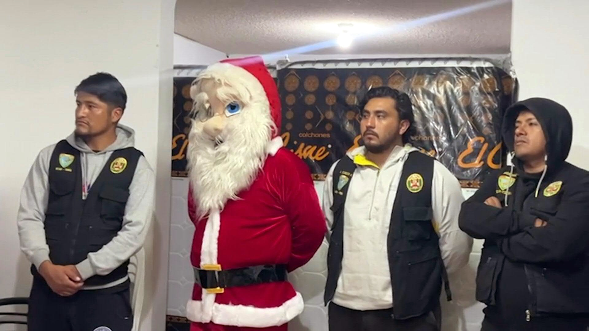 Clip “ông già Noel" cầm búa tạ phá nát cửa, bắt tội phạm ở Peru- Ảnh 1.