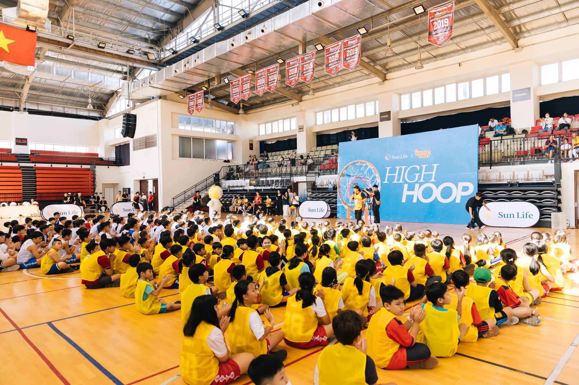 Ng&agrave;y hội b&oacute;ng rổ High Hoop - C&ugrave;ng Sun Life bật cao sức trẻ- Ảnh 1.