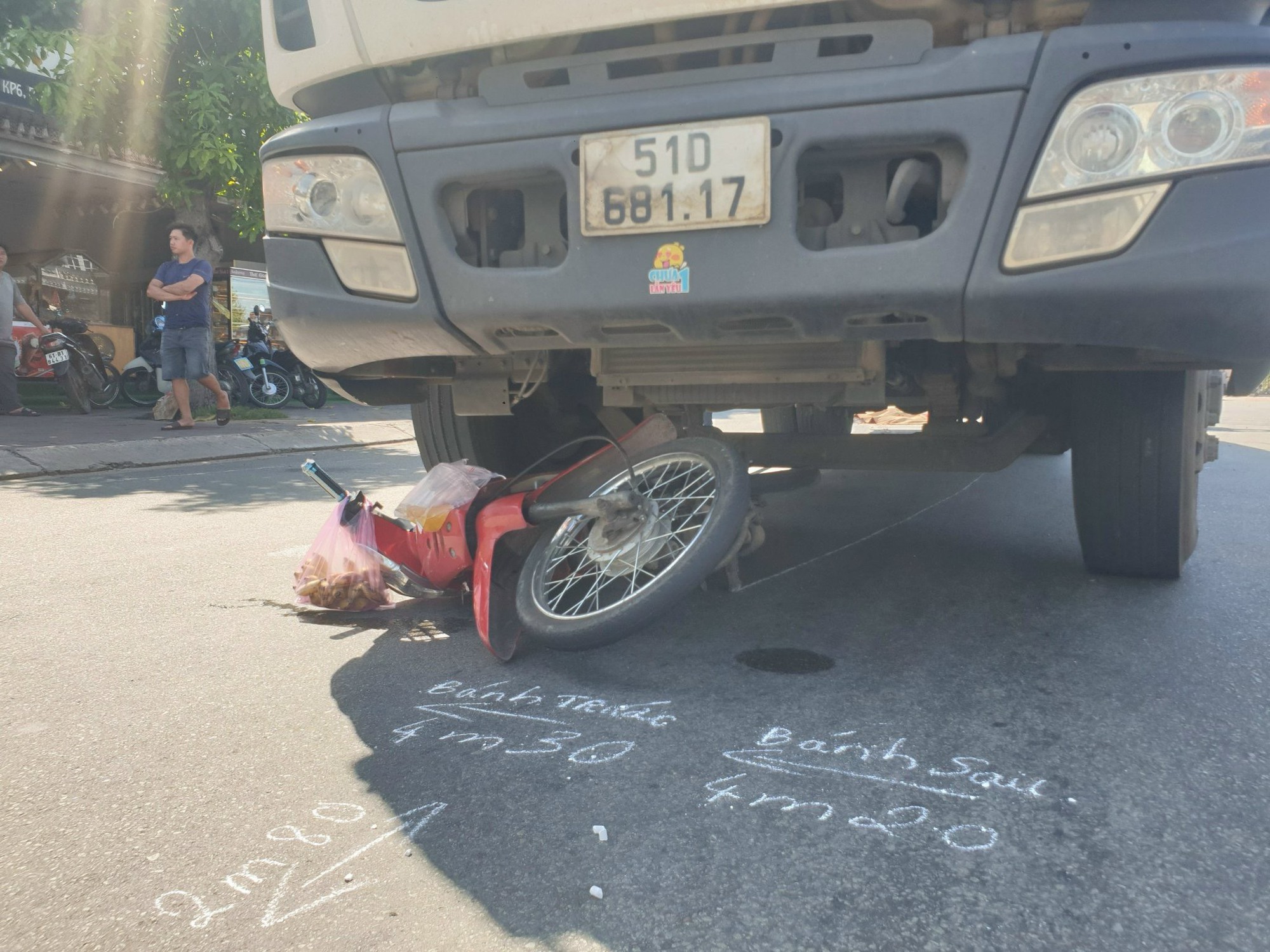 Một phụ nữ ở B&igrave;nh Dương chết thảm dưới b&aacute;nh xe tải- Ảnh 1.
