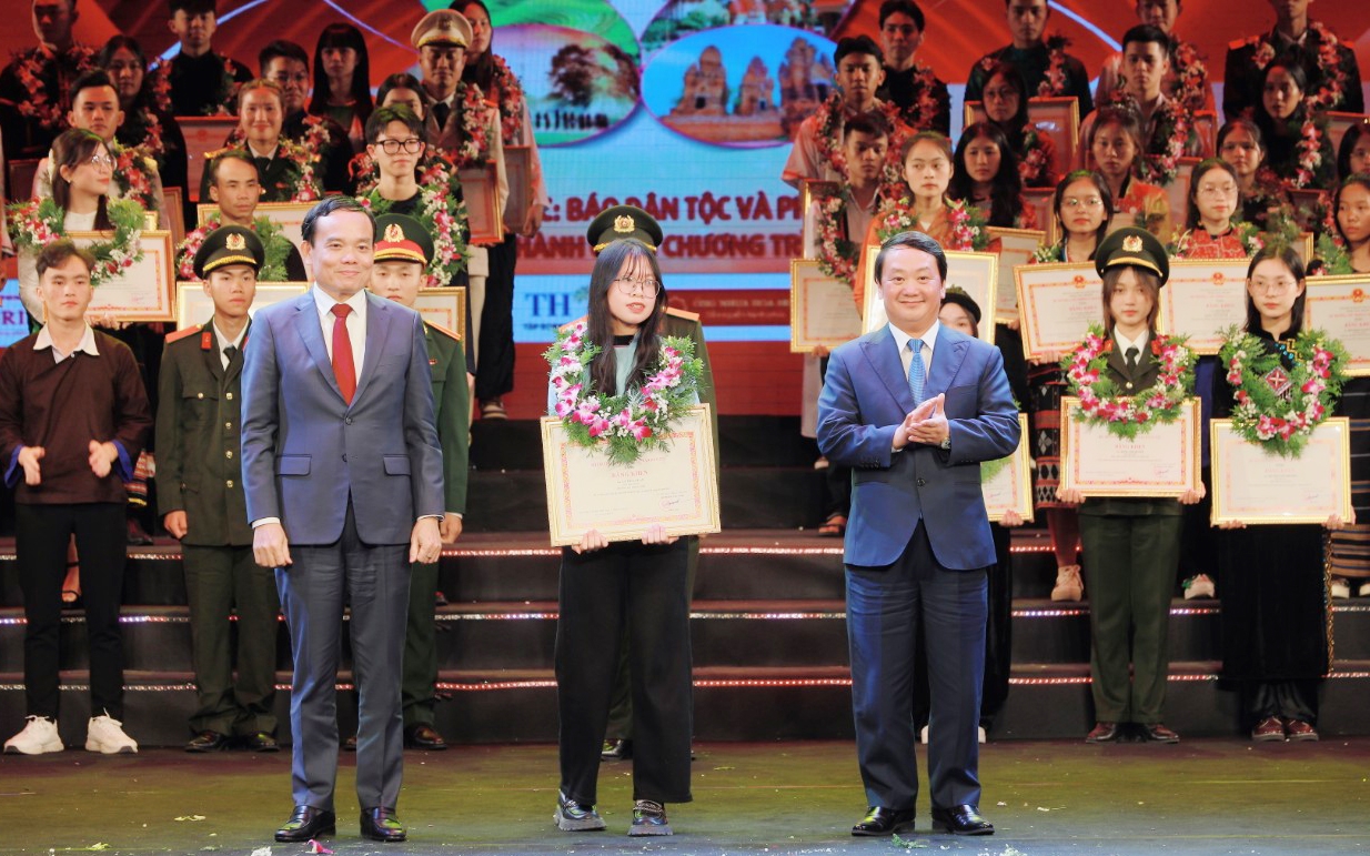 Tuyên dương 143 học sinh, sinh viên, thanh niên dân tộc thiểu số xuất sắc, tiêu biểu