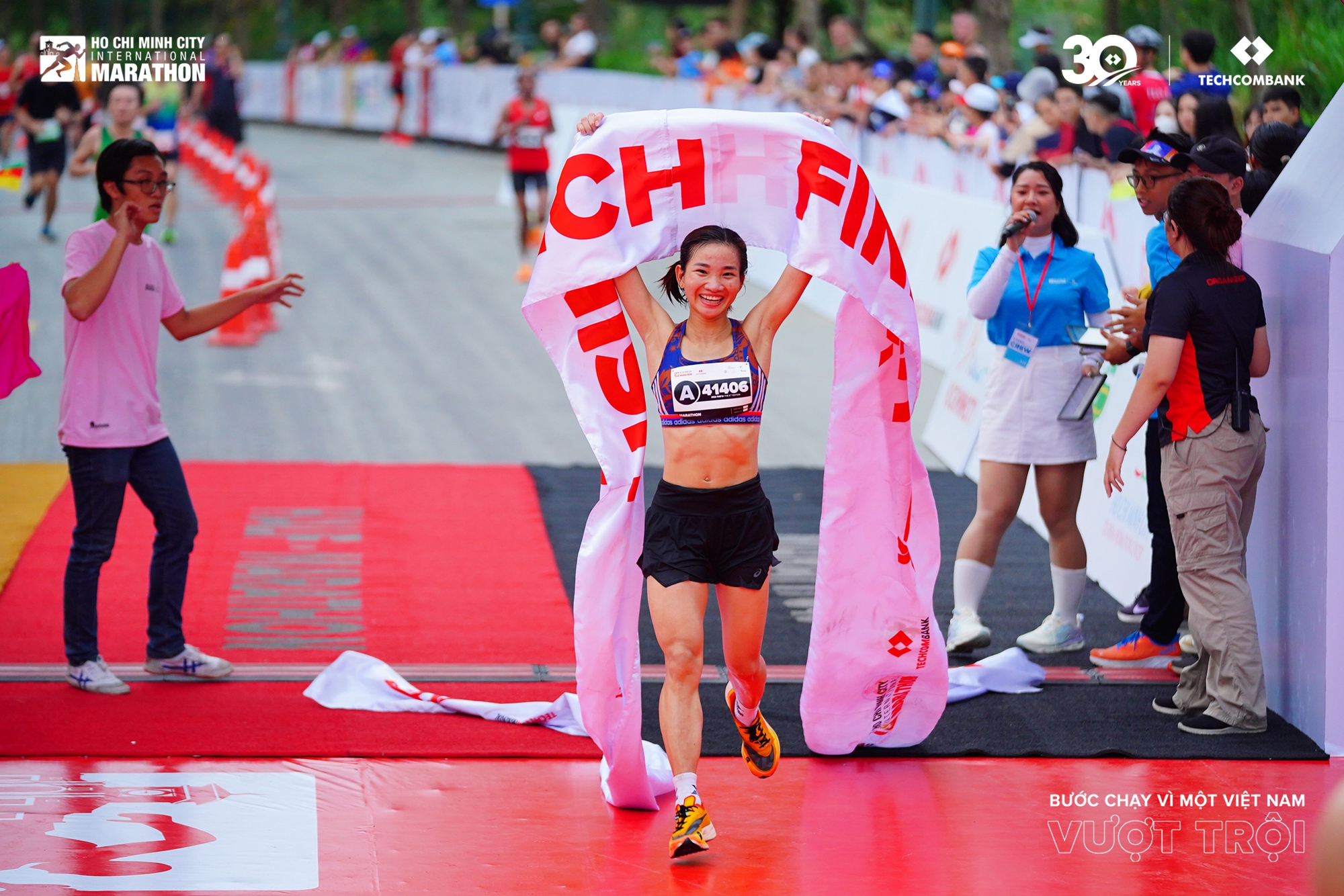 C&aacute;c nữ runner Việt Nam vượt trội trong giải Marathon Quốc tế Th&agrave;nh phố Hồ Ch&iacute; Minh Techcombank m&ugrave;a thứ 6- Ảnh 1.
