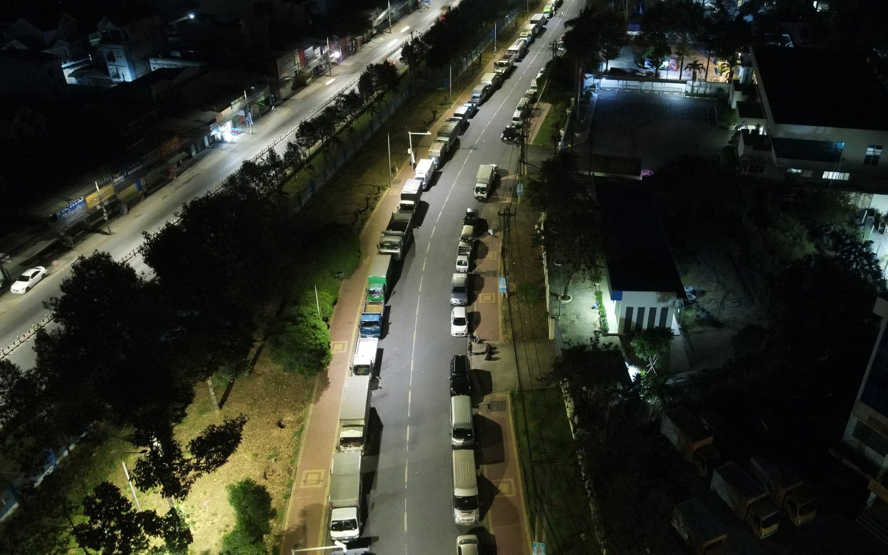 Tài xế mắc võng ngủ qua đêm chờ đăng kiểm ở Đồng Nai