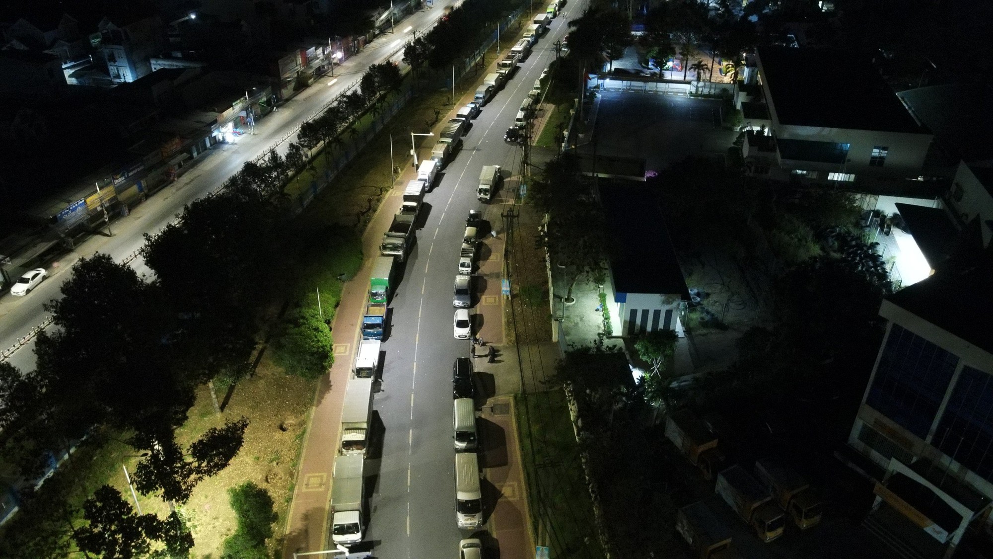 Tài xế mắc võng ngủ qua đêm chờ đăng kiểm ở Đồng Nai- Ảnh 1.