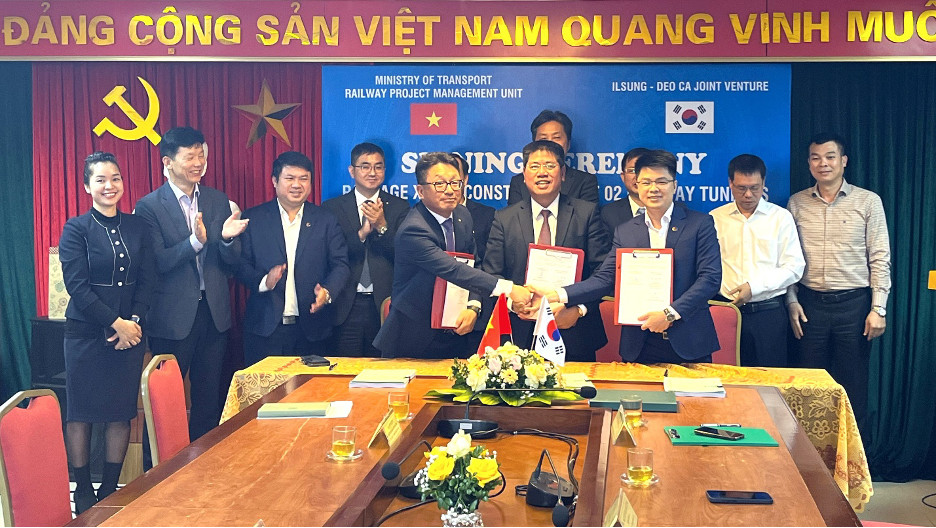 Ban Quản l&yacute; dự &aacute;n đường sắt v&agrave; li&ecirc;n danh Đ&egrave;o Cả - Ilsung, đ&atilde; k&yacute; hợp đồng x&acirc;y dựng 2 hầm đường sắt Khe N&eacute;t