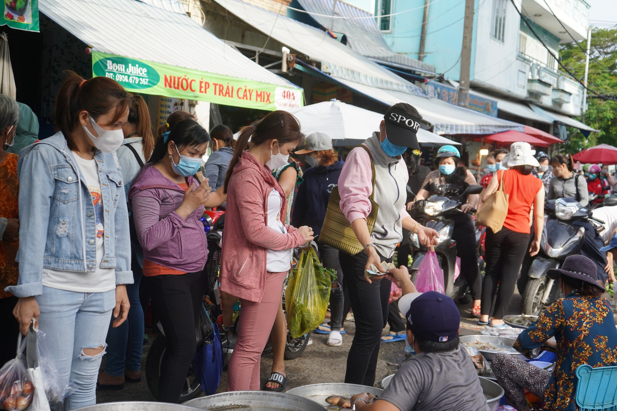 Bị buộc thôi việc ngay trước Tết vì doanh nghiệp "né thưởng": Người lao động có 2 cách đòi quyền lợi- Ảnh 1.