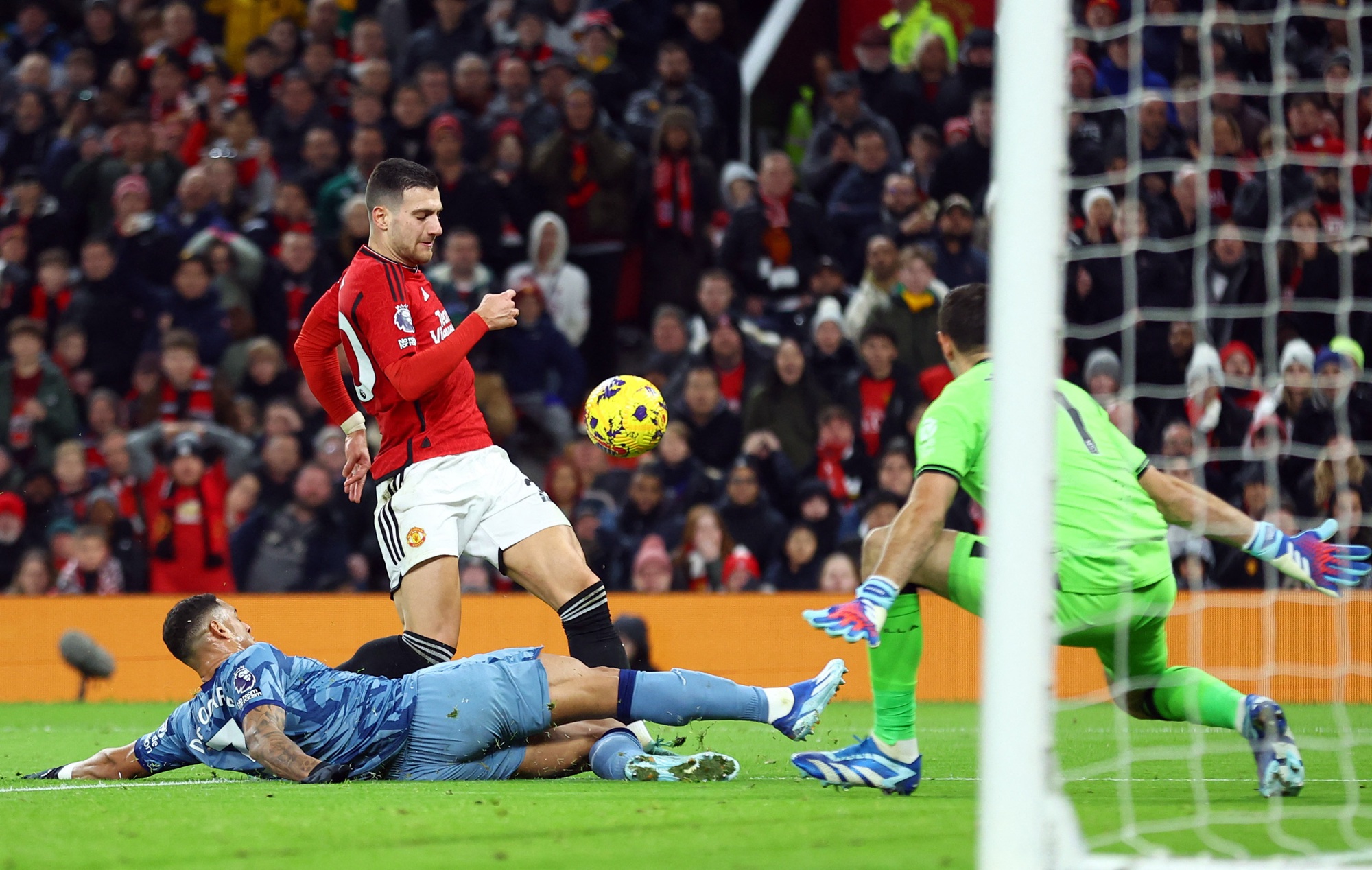 Hojlund nổ s&uacute;ng, Man United quật ng&atilde; Aston Villa ng&agrave;y Lễ tặng qu&agrave;- Ảnh 3.