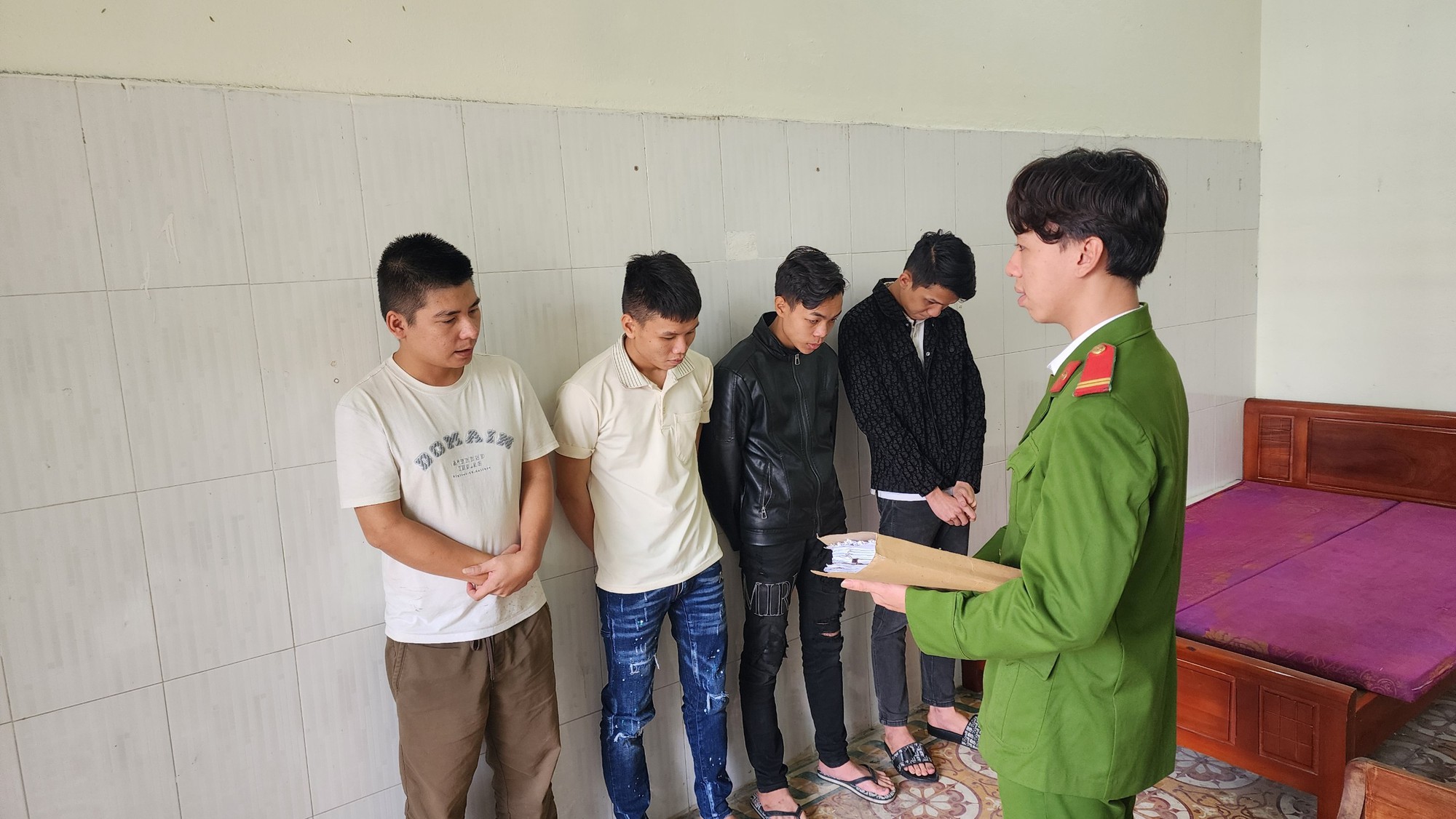 Công an phá tường cứu đối tượng bán ma túy- Ảnh 2.