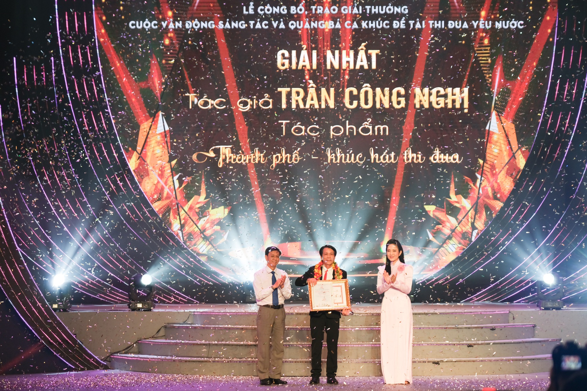 Trao giải Cuộc vận động s&aacute;ng t&aacute;c v&agrave; quảng b&aacute; ca kh&uacute;c đề t&agrave;i thi đua y&ecirc;u nước- Ảnh 2.