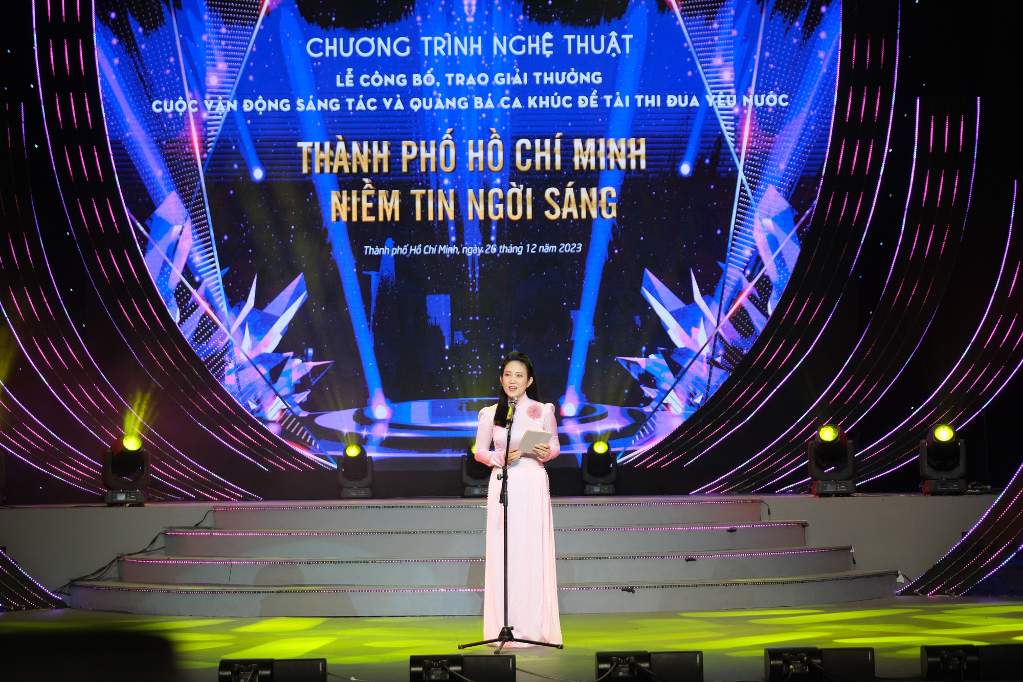 Trao giải Cuộc vận động s&aacute;ng t&aacute;c v&agrave; quảng b&aacute; ca kh&uacute;c đề t&agrave;i thi đua y&ecirc;u nước- Ảnh 1.