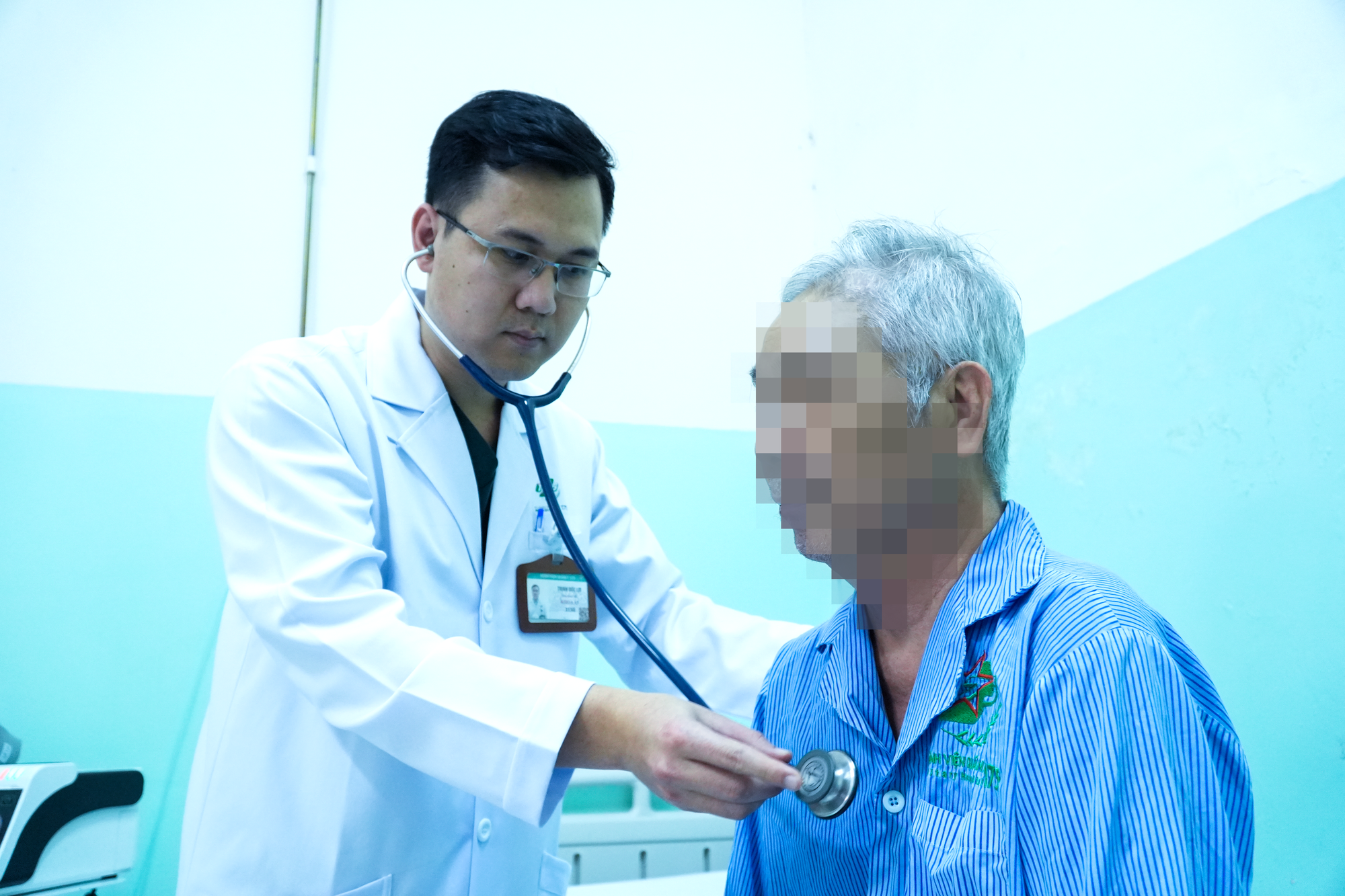 Người đàn ông 7 tháng ngủ ngồi- Ảnh 1.