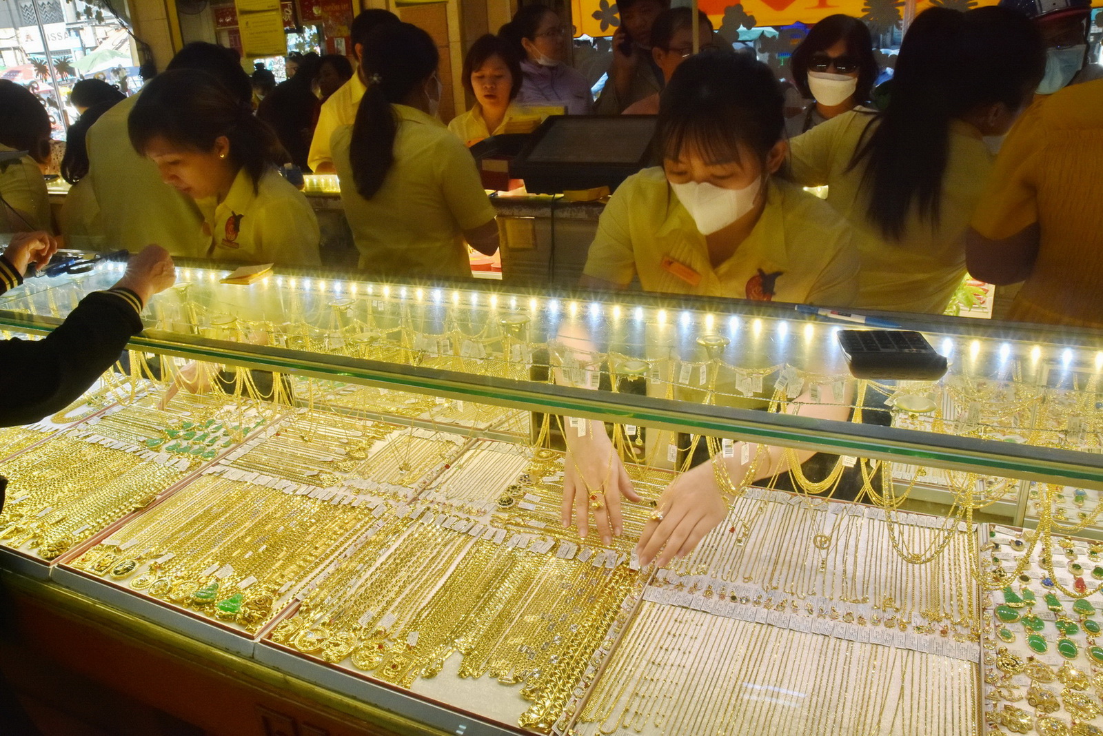 Giá vàng hôm nay 26-12: Vàng SJC tuột nhanh khỏi mốc 80 triệu đồng/lượng- Ảnh 1.