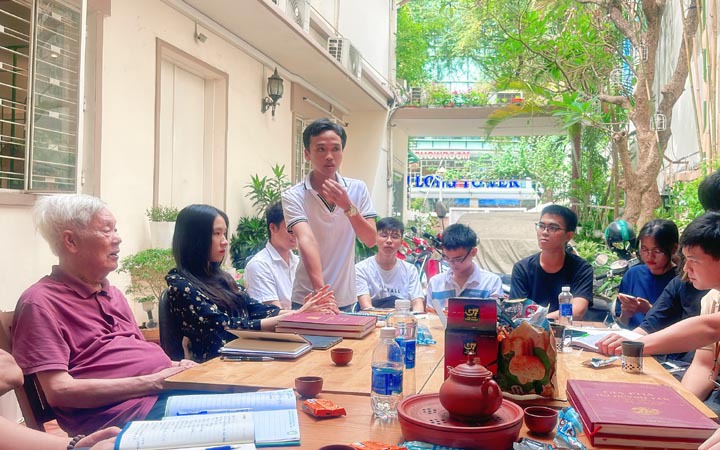 Không phải “Như đánh que diêm bỗng xòe trận lửa”