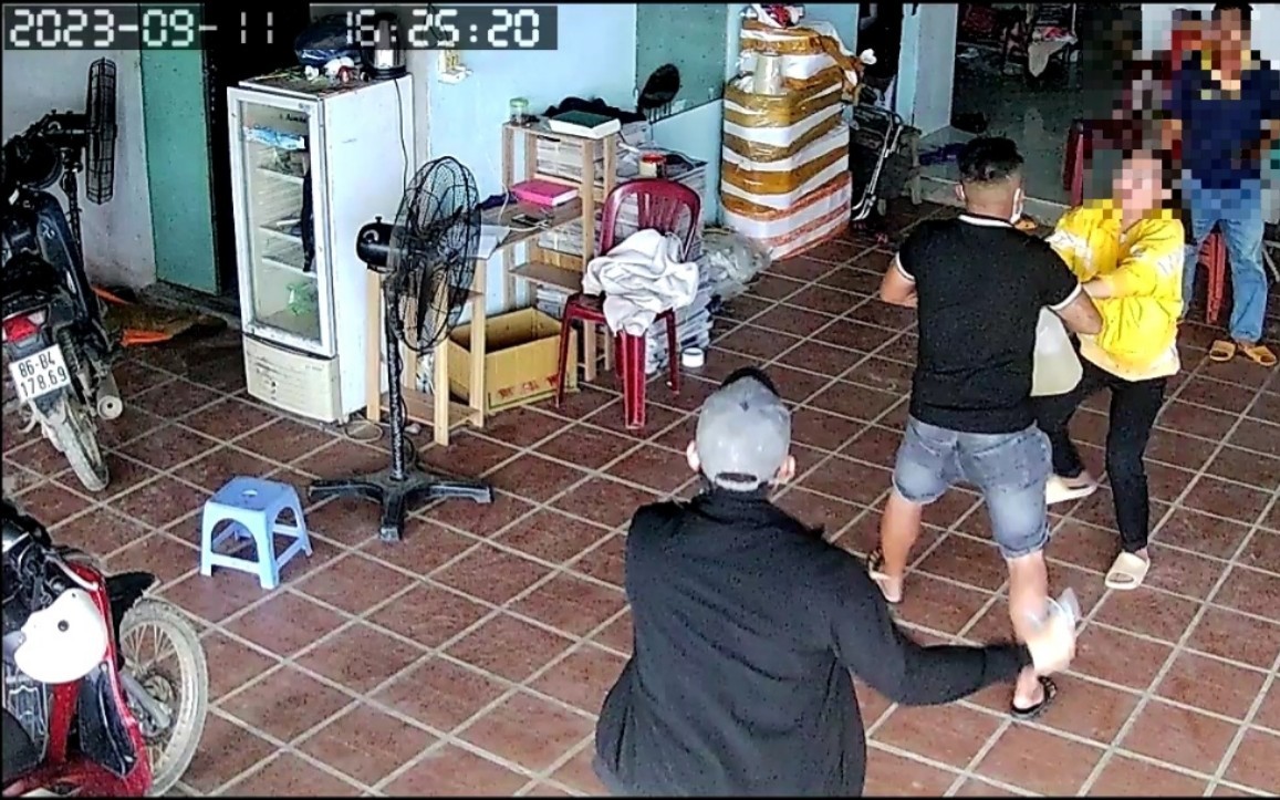 2 con trai tưới xăng dọa đốt nhà mẹ ruột lĩnh án