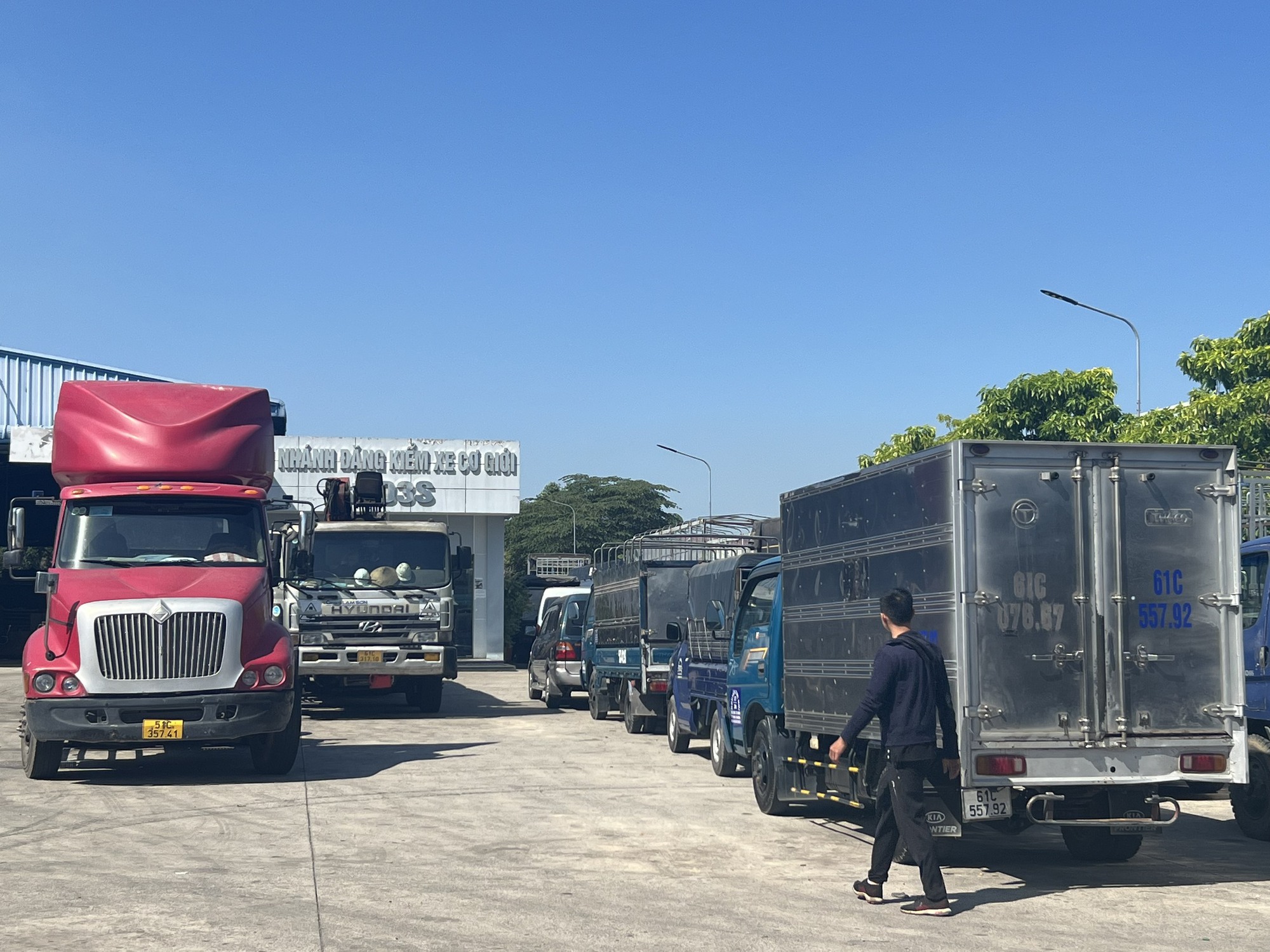 Bất ngờ hình ảnh đăng kiểm cuối năm tại Bình Dương- Ảnh 1.