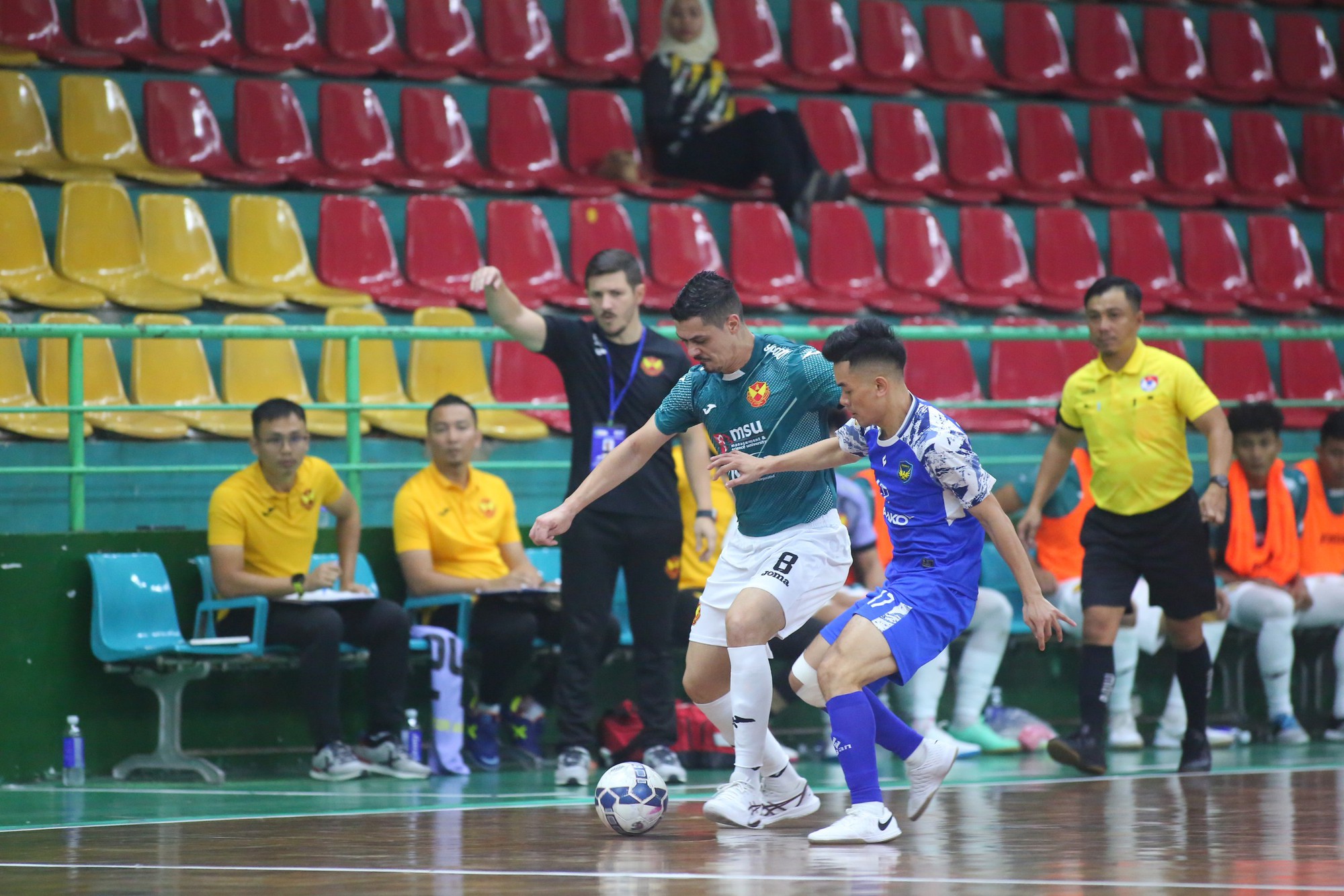 Thủ m&ocirc;n lập c&uacute; đ&uacute;p, Sahako tạo c&uacute; sốc để gặp đại diện futsal Th&aacute;i Lan ở chung kết- Ảnh 2.