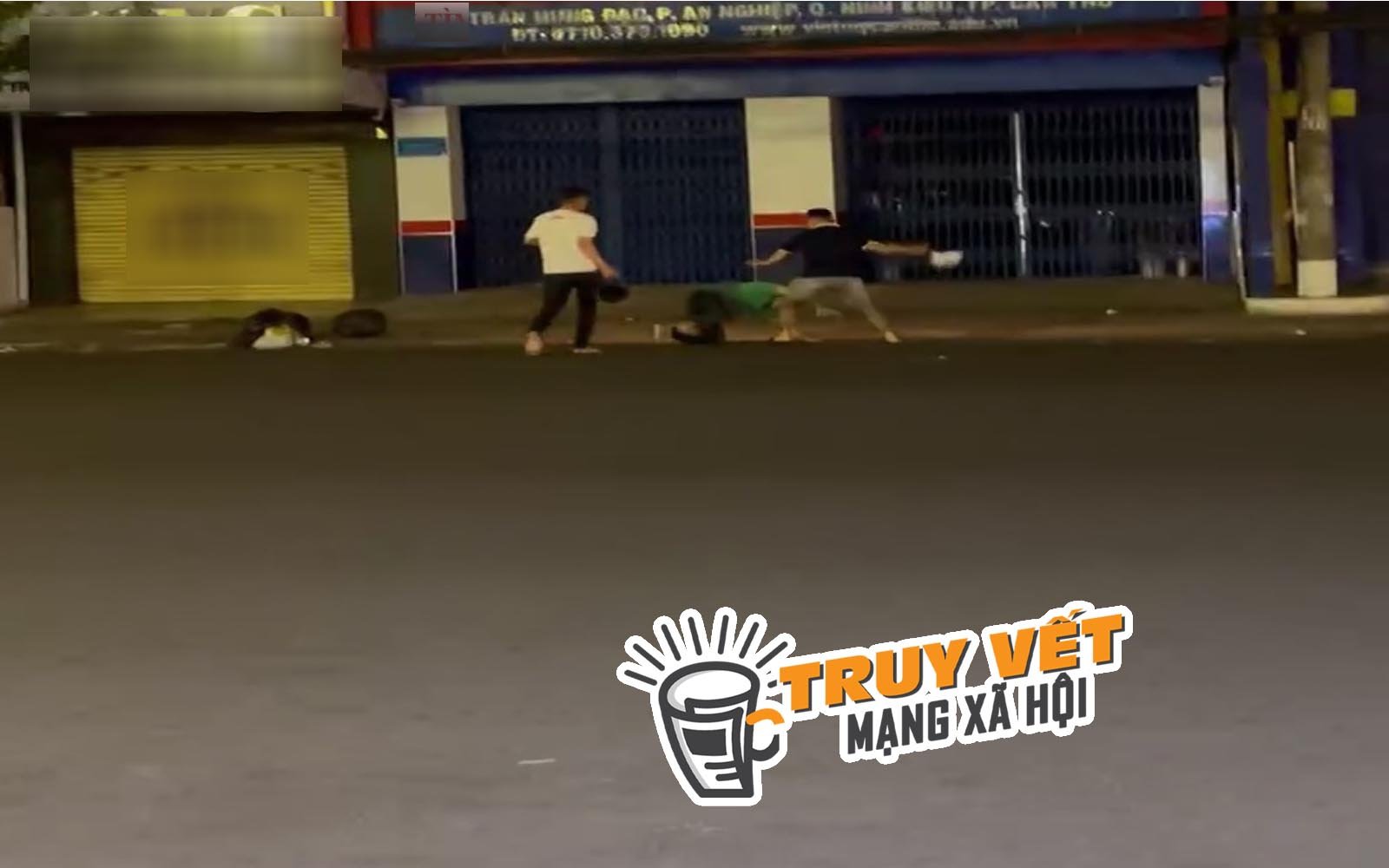 CLIP: Hai đối tượng dùng mũ bảo hiểm đánh người dã man