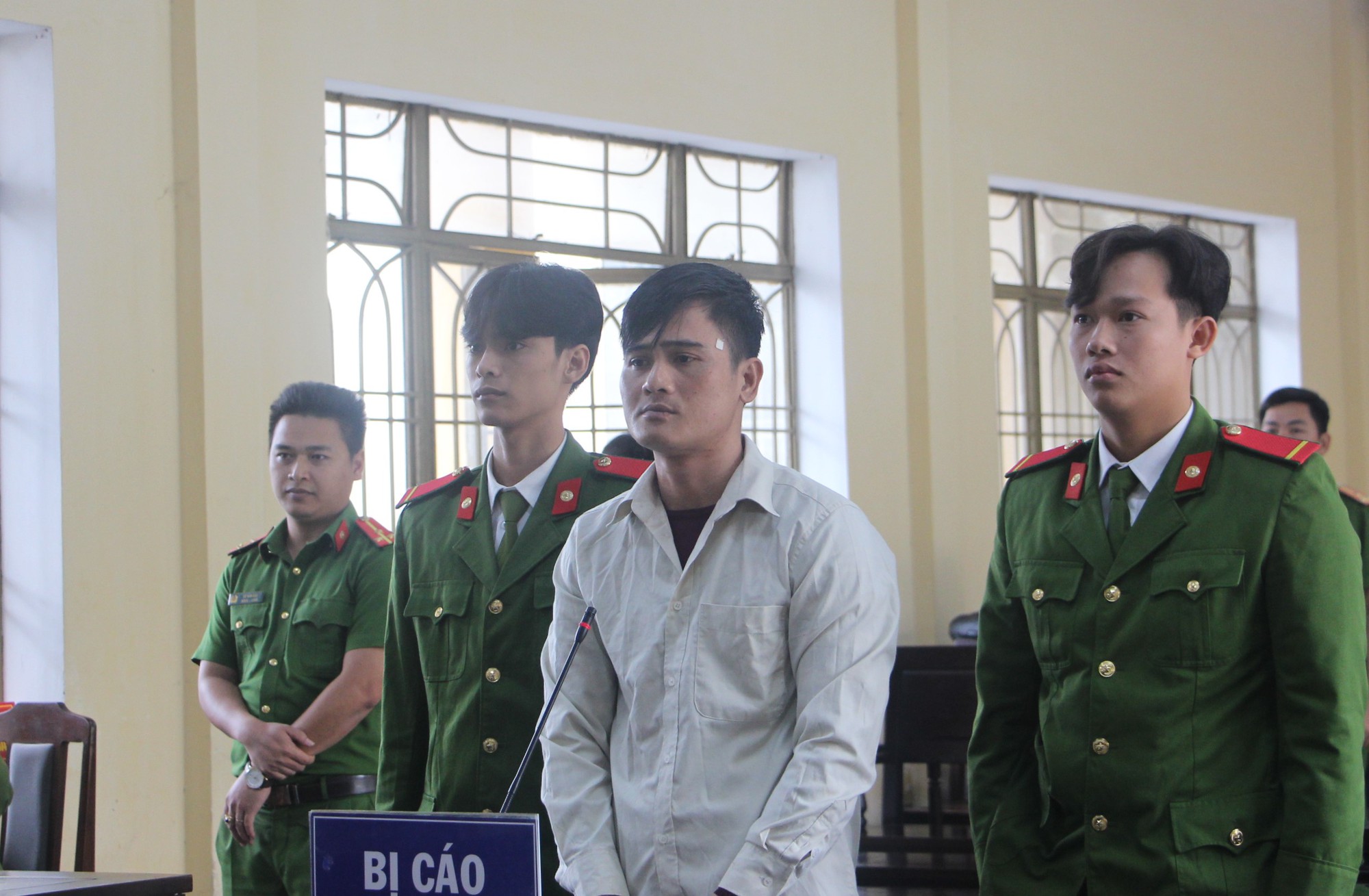Một bị c&aacute;o ở Quảng Nam l&atilde;nh &aacute;n tử h&igrave;nh v&igrave; vận chuyển hơn 1,9 kg ma t&uacute;y- Ảnh 1.