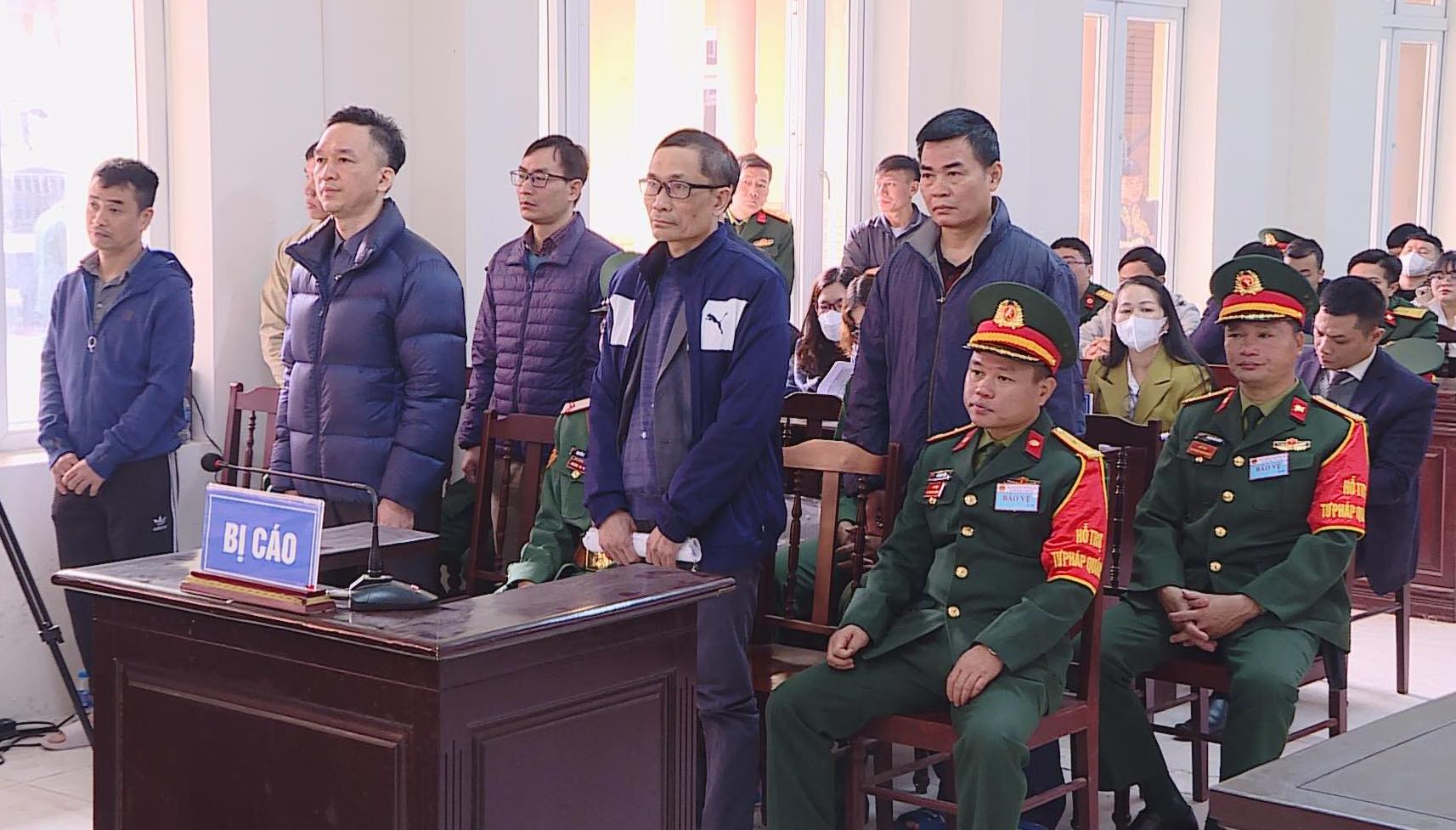 Nh&oacute;m cựu sĩ quan qu&acirc;n y nhận "hoa hồng" hơn 7 tỉ đồng từ Việt &Aacute; hầu t&ograve;a- Ảnh 3.