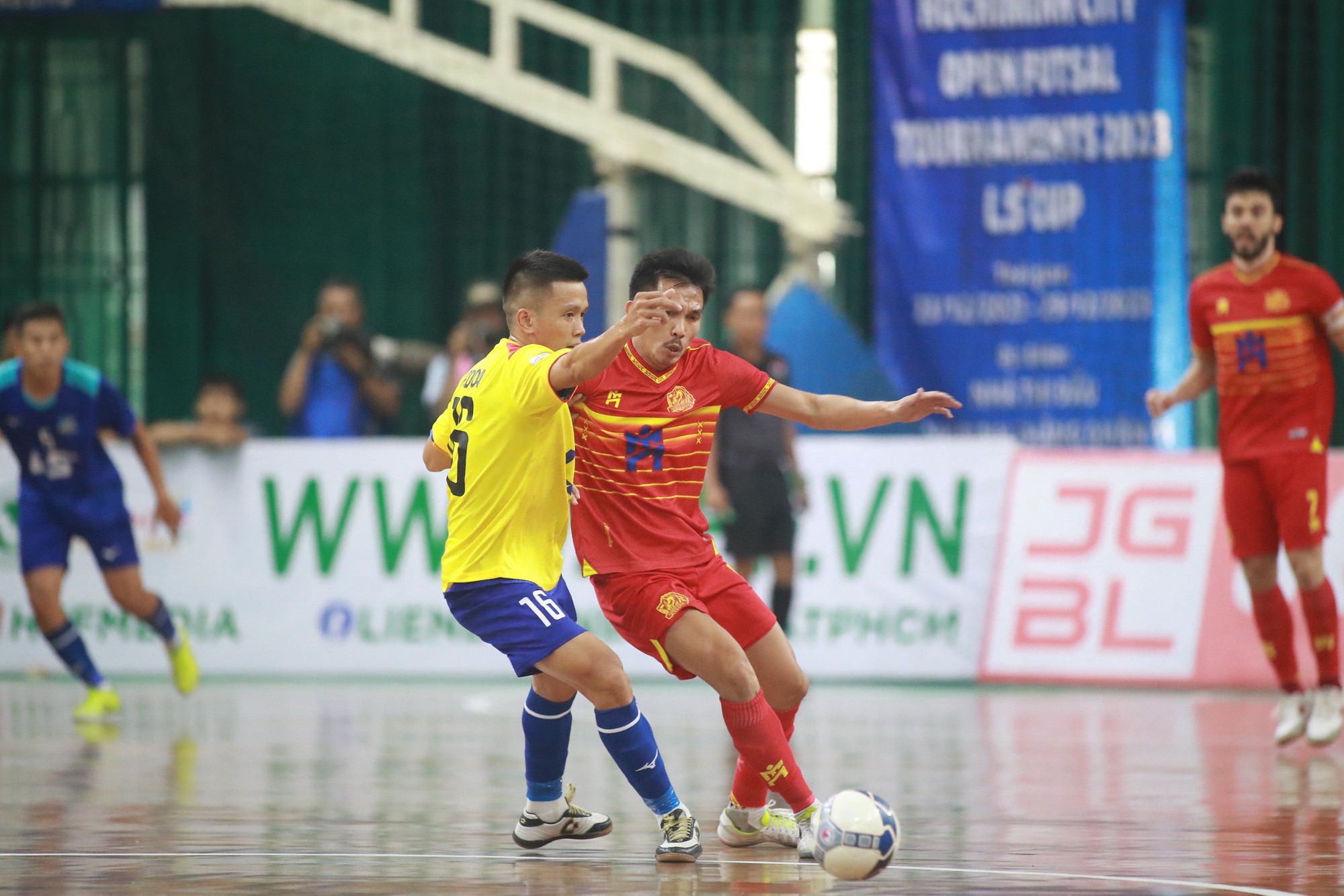 Thủ m&ocirc;n lập c&uacute; đ&uacute;p, Sahako tạo c&uacute; sốc để gặp đại diện futsal Th&aacute;i Lan ở chung kết- Ảnh 3.