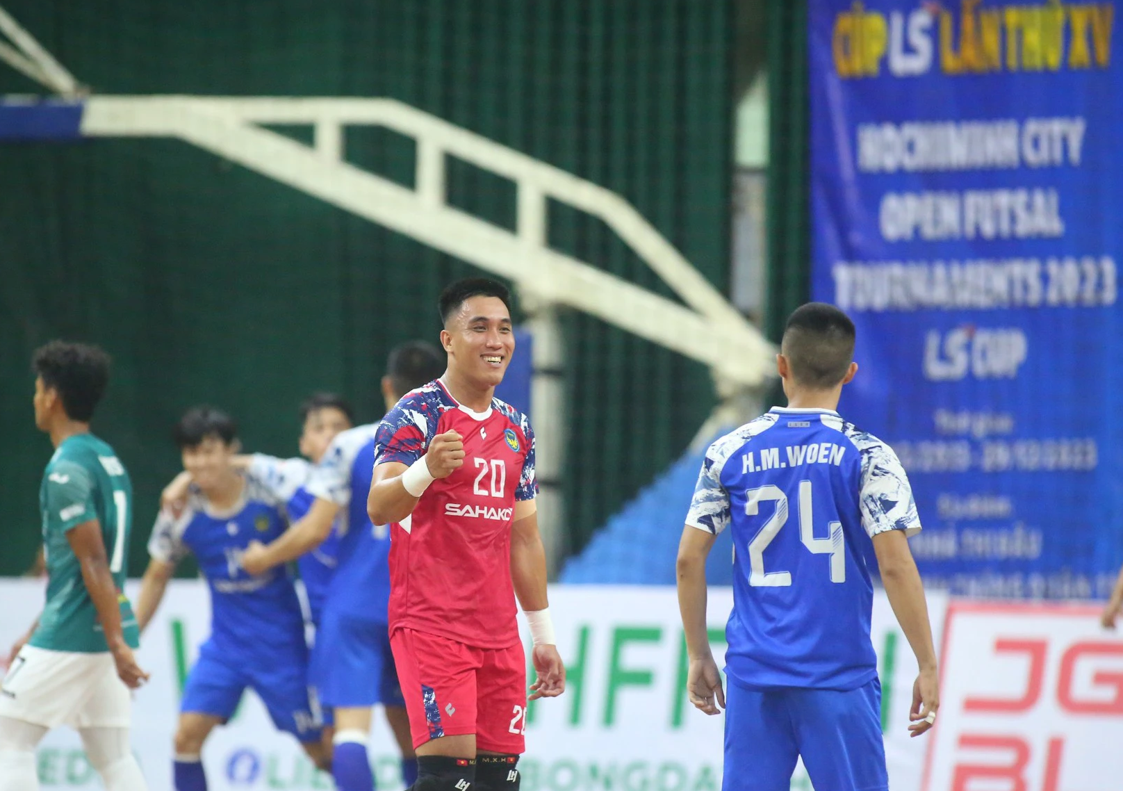 Thủ m&ocirc;n lập c&uacute; đ&uacute;p, Sahako tạo c&uacute; sốc để gặp đại diện futsal Th&aacute;i Lan ở chung kết- Ảnh 1.