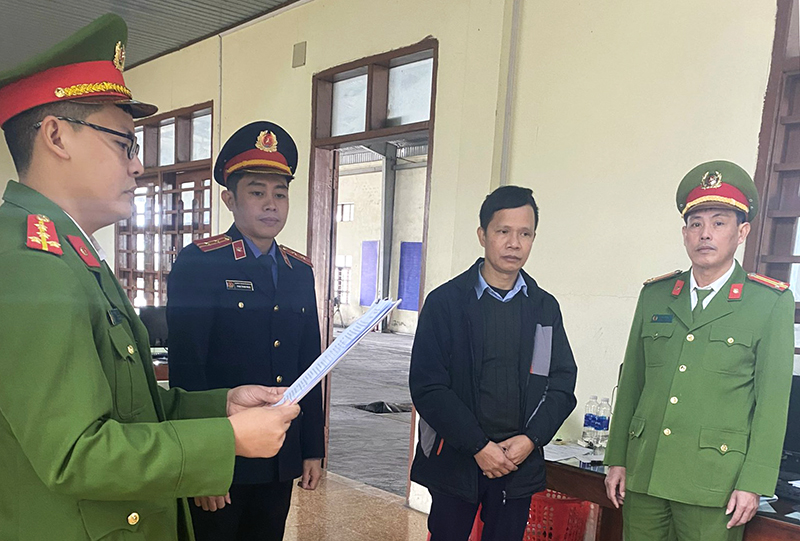 Ph&oacute; gi&aacute;m đốc trung t&acirc;m đăng kiểm ở Quảng B&igrave;nh "nhận hối lộ" 122 triệu đồng- Ảnh 1.