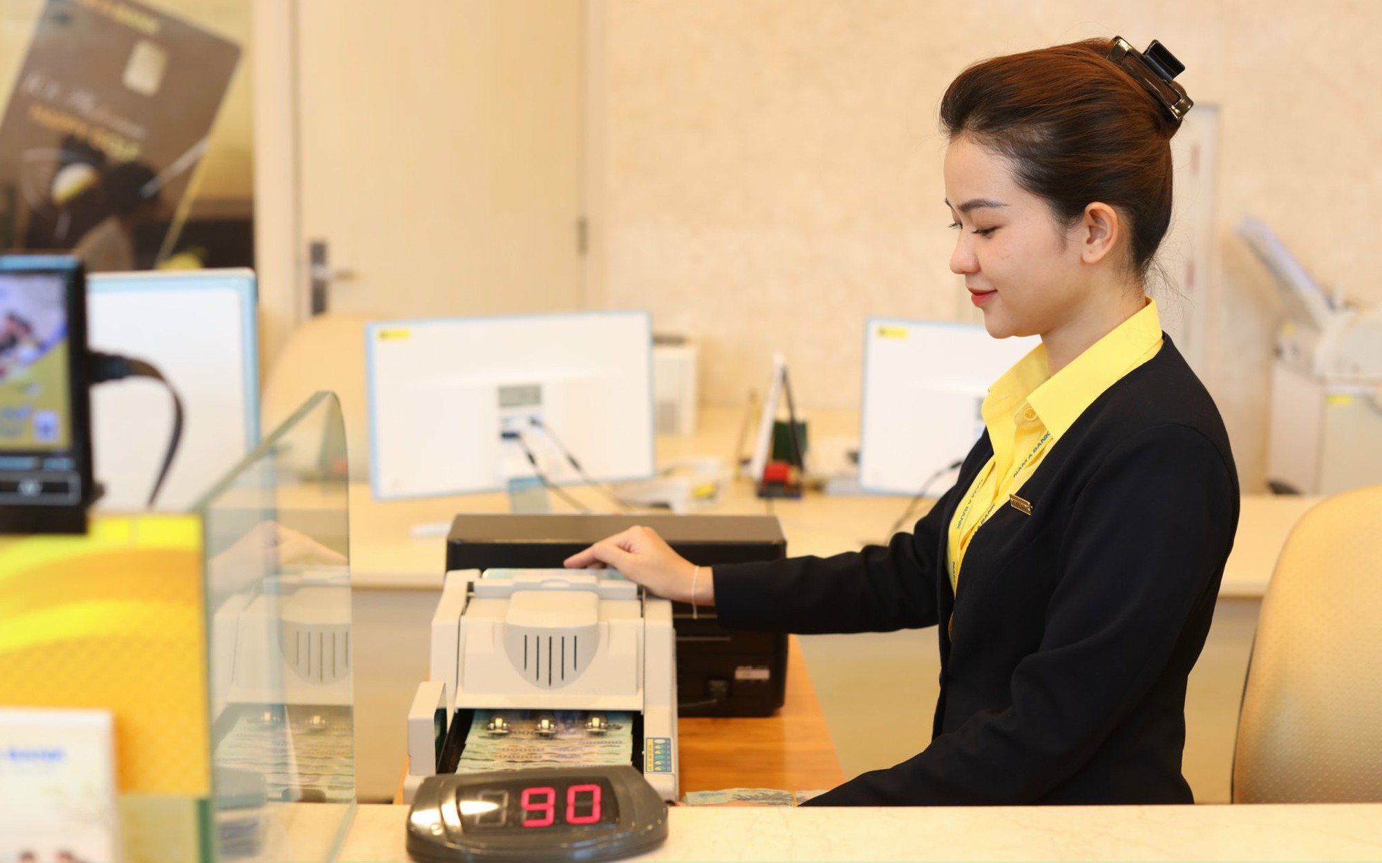 
Ngân hàng cũng ồ ạt phát hành cổ phiếu, tăng vốn, chuyển sàn