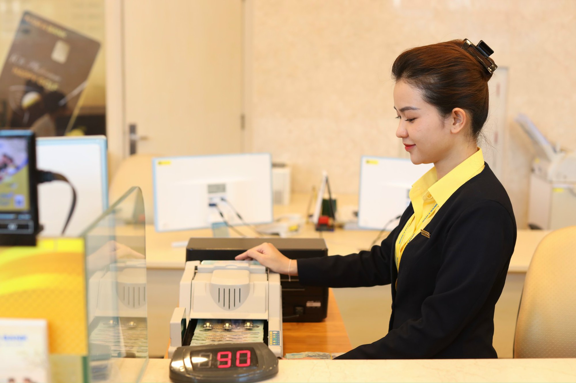 
Ng&acirc;n h&agrave;ng cũng ồ ạt ph&aacute;t h&agrave;nh cổ phiếu, tăng vốn, chuyển s&agrave;n- Ảnh 1.