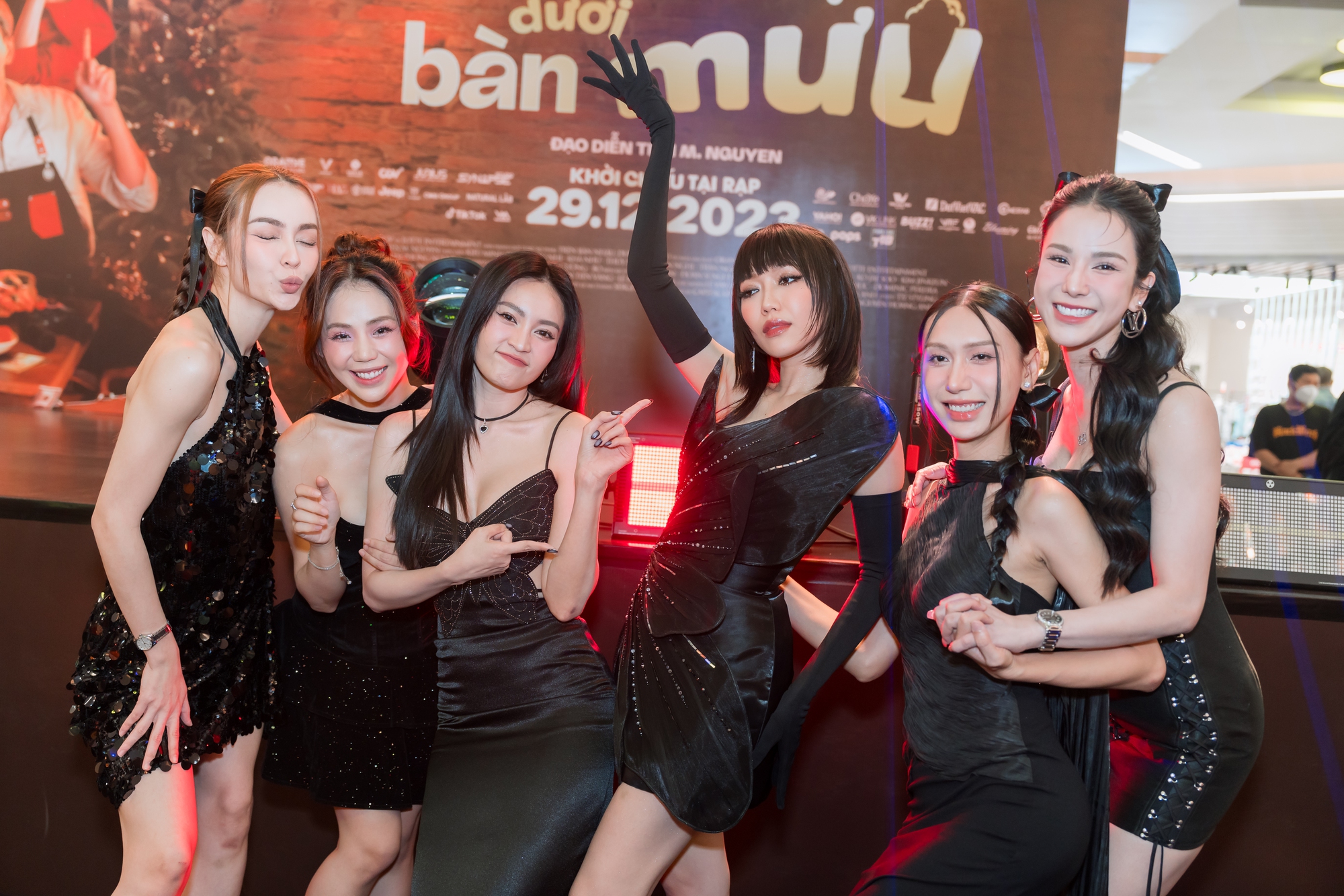 Hậu đ&aacute;m cưới, Diễm My 9X khoe đường cong gợi cảm- Ảnh 6.