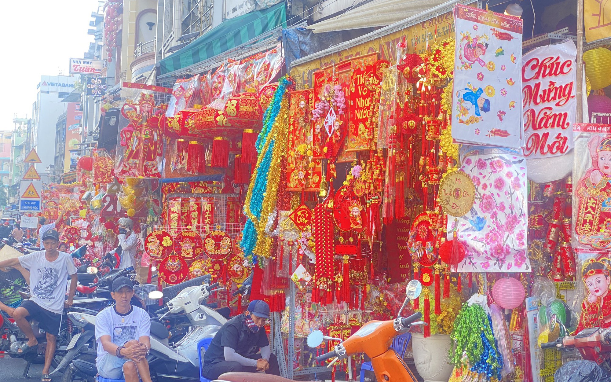 Phố bán đồ trang trí Tết vắng chưa từng thấy!