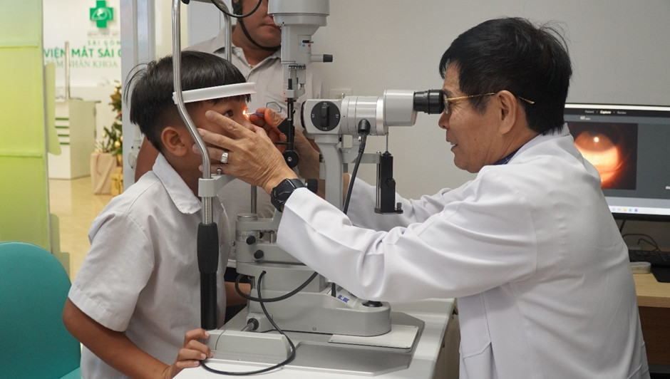 Cần Thơ: B&eacute; trai đau đớn, hoảng loạn v&igrave; lưỡi c&acirc;u m&oacute;c v&agrave;o mắt- Ảnh 1.