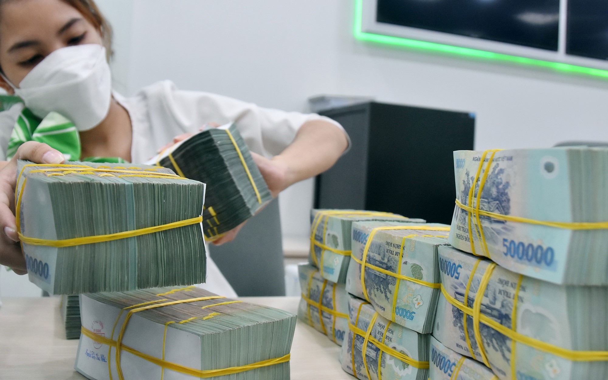 Ngân hàng trầy trật với nợ xấu