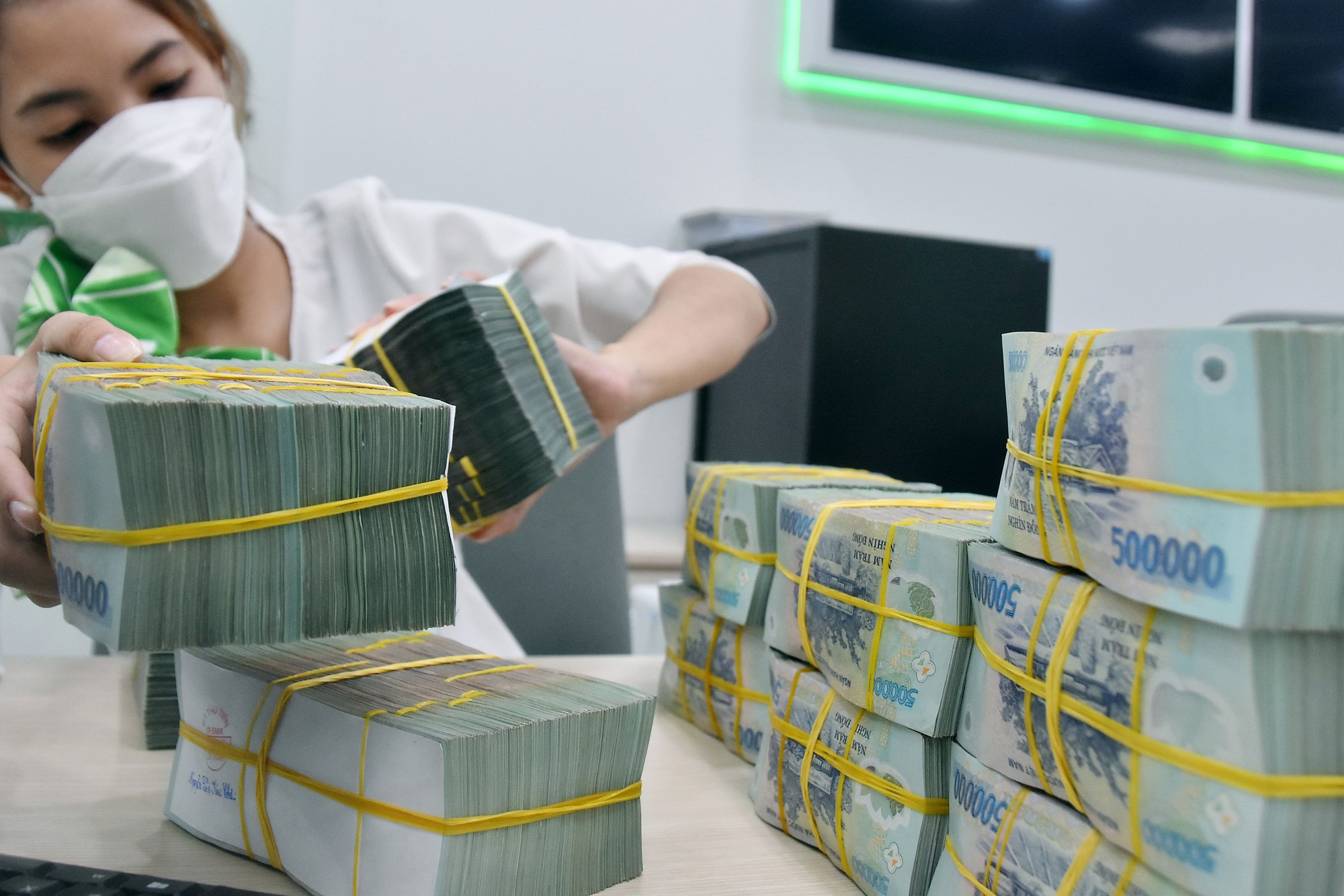 Ng&acirc;n h&agrave;ng trầy trật với nợ xấu- Ảnh 1.
