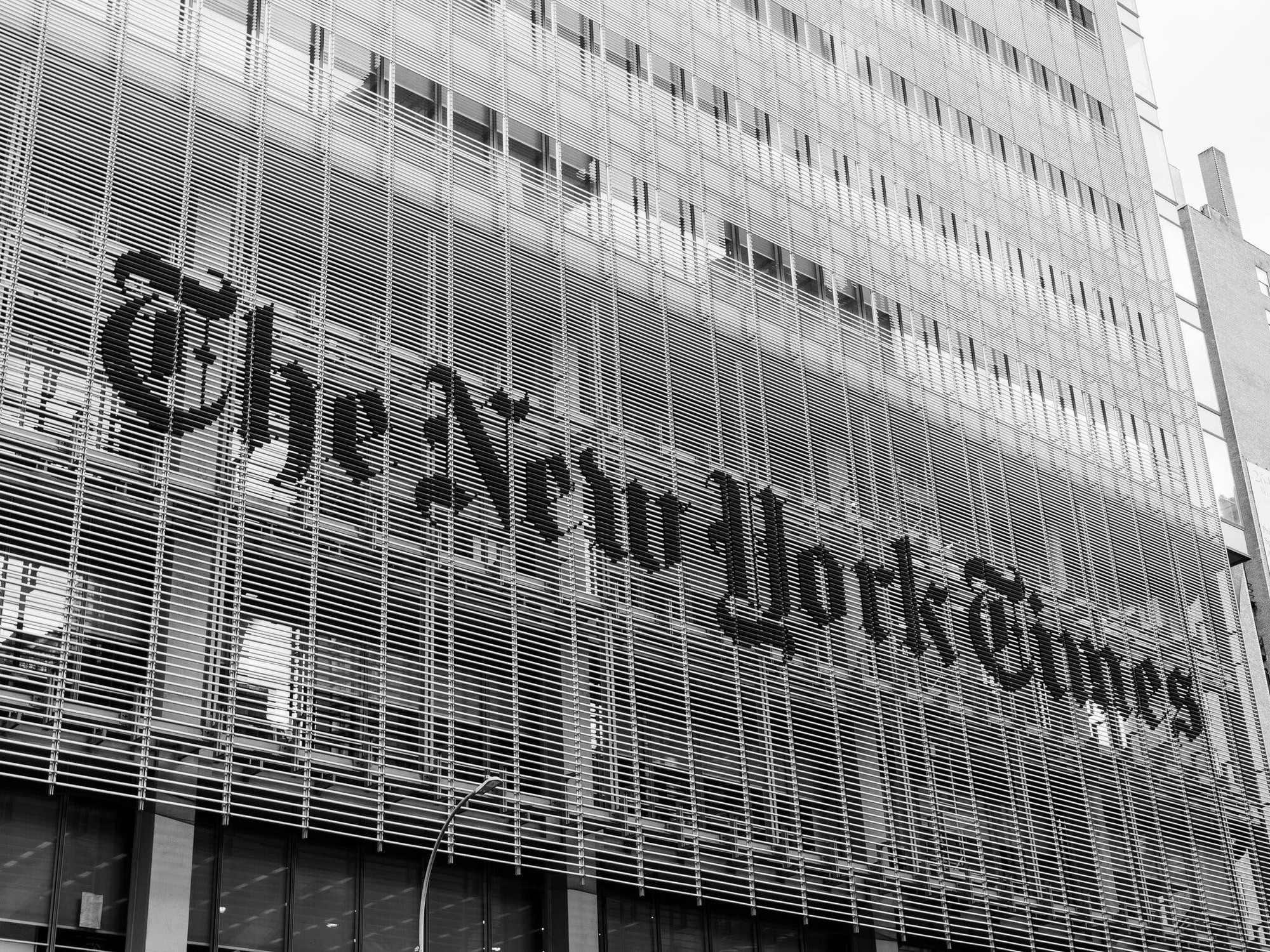 Tờ The New York Times l&agrave; một trong nhiều h&atilde;ng truyền th&ocirc;ng đang muốn những c&ocirc;ng ty đứng sau c&aacute;c m&ocirc; h&igrave;nh AI ti&ecirc;n tiến nhất thế giới bồi thường v&igrave; vi phạm bản quyền dữ liệu. Ảnh: The New York Times