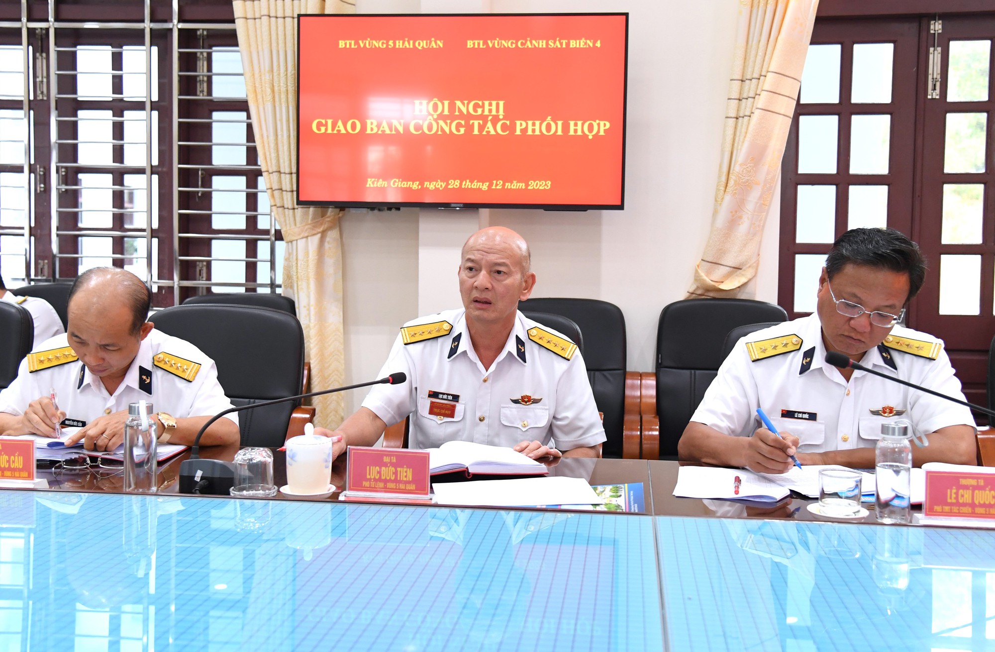 Cảnh sát biển và Hải quân tăng cường phối hợp thực hiện nhiệm vụ trên biển- Ảnh 1.