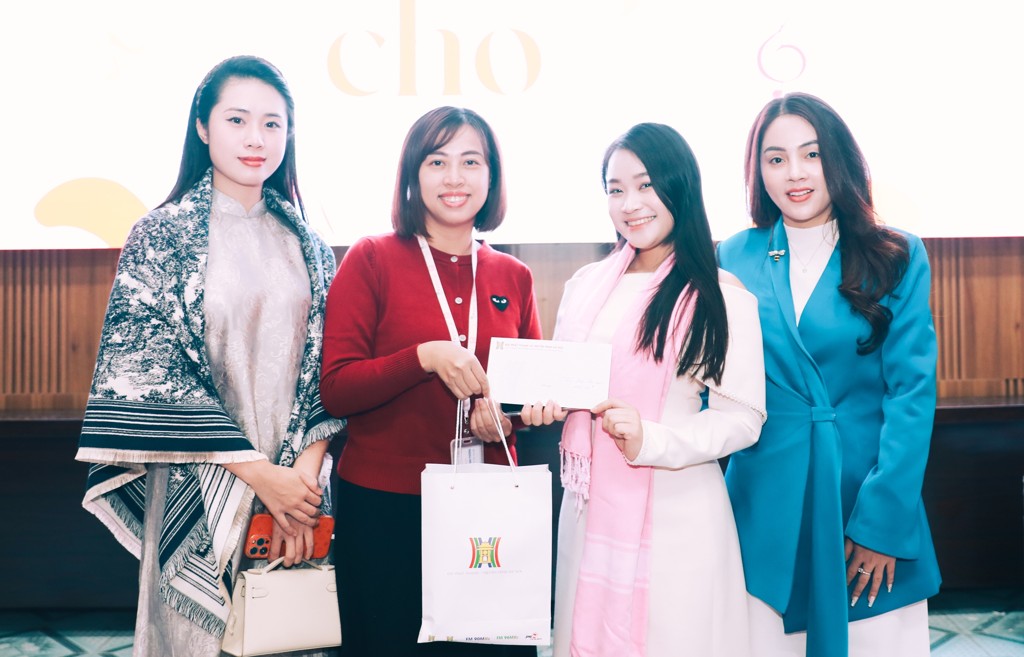 Ấm áp chương trình giao lưu từ thiện "Tiếng hát cho em"- Ảnh 1.