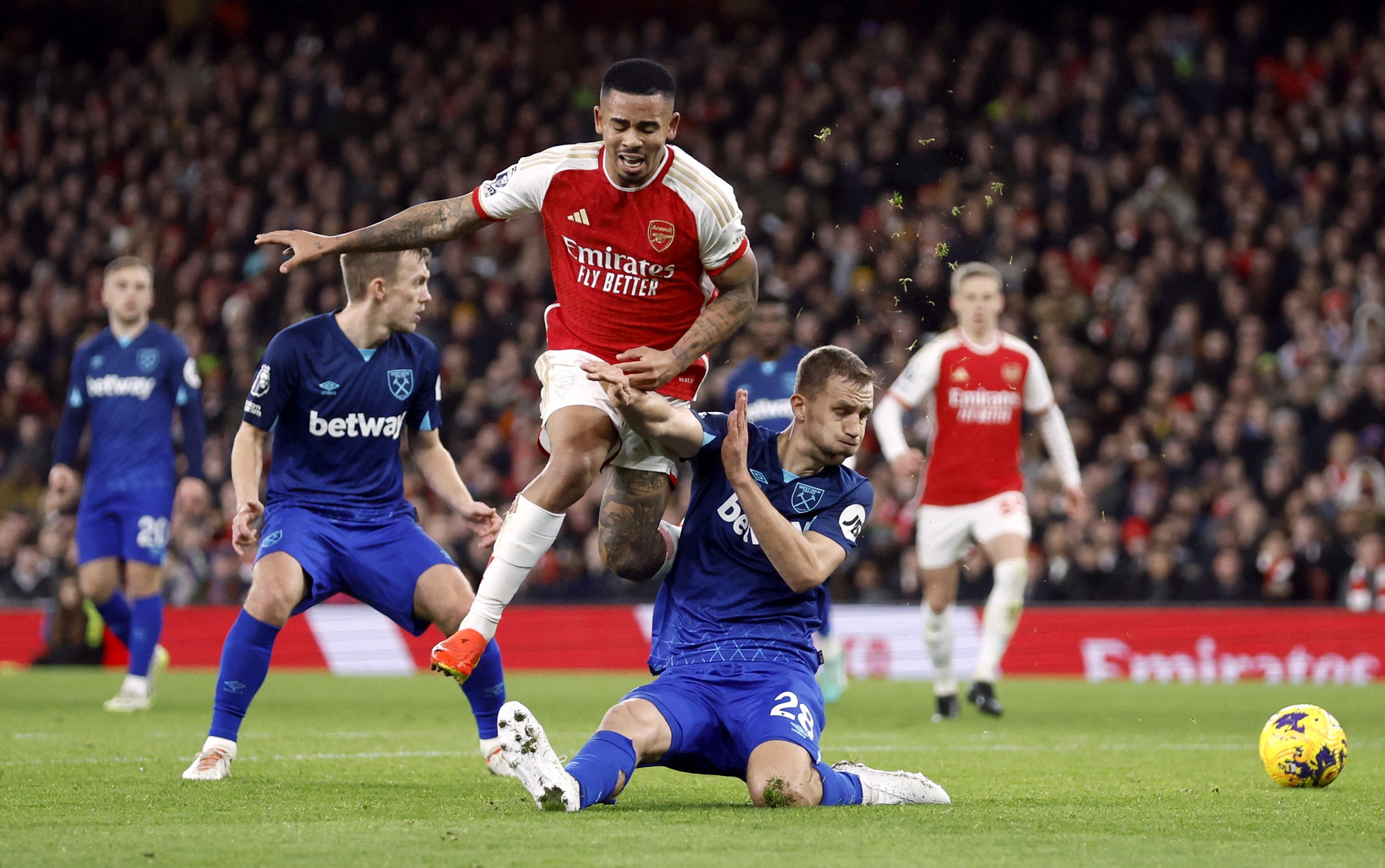 B&agrave;n thua g&acirc;y tranh c&atilde;i, Arsenal mất ng&ocirc;i đầu Ngoại hạng Anh- Ảnh 7.