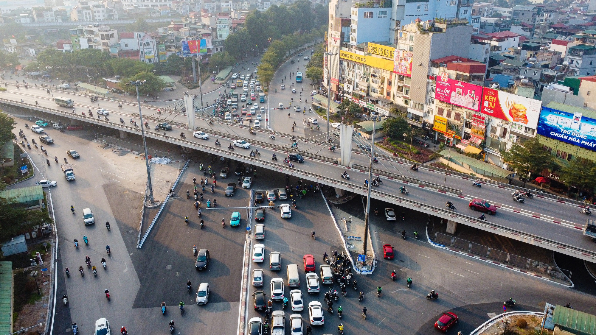 VIDEO: Ngã Tư Sở thông suốt sau khi phân luồng lại- Ảnh 2.