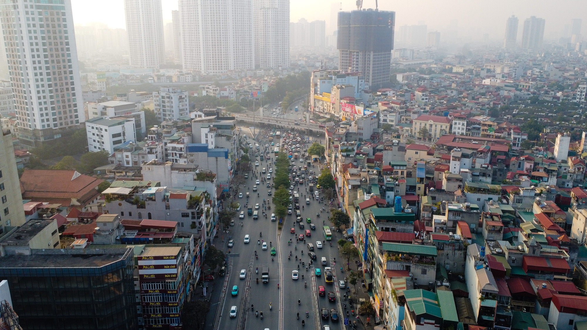 VIDEO: Ngã Tư Sở thông suốt sau khi phân luồng lại- Ảnh 1.