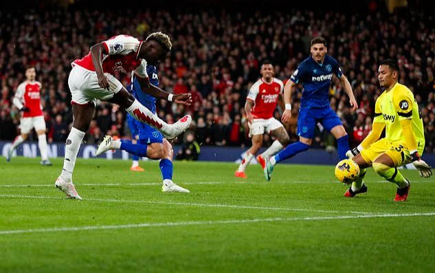 B&agrave;n thua g&acirc;y tranh c&atilde;i, Arsenal mất ng&ocirc;i đầu Ngoại hạng Anh- Ảnh 4.