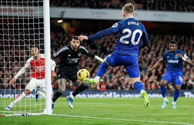 B&agrave;n thua g&acirc;y tranh c&atilde;i, Arsenal mất ng&ocirc;i đầu Ngoại hạng Anh- Ảnh 2.