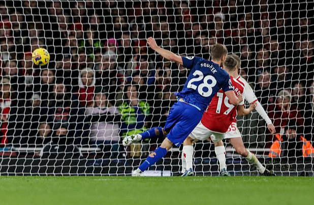 B&agrave;n thua g&acirc;y tranh c&atilde;i, Arsenal mất ng&ocirc;i đầu Ngoại hạng Anh- Ảnh 3.