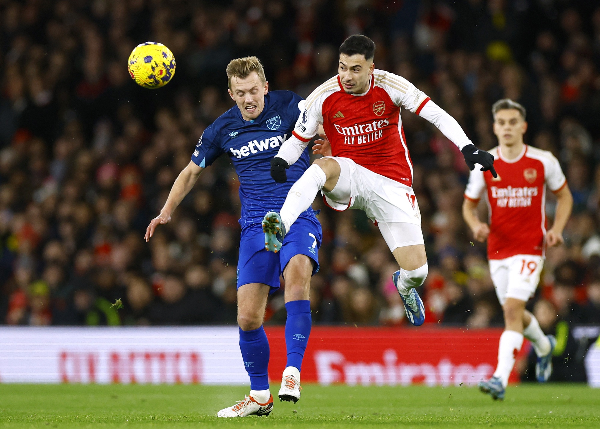 B&agrave;n thua g&acirc;y tranh c&atilde;i, Arsenal mất ng&ocirc;i đầu Ngoại hạng Anh- Ảnh 1.