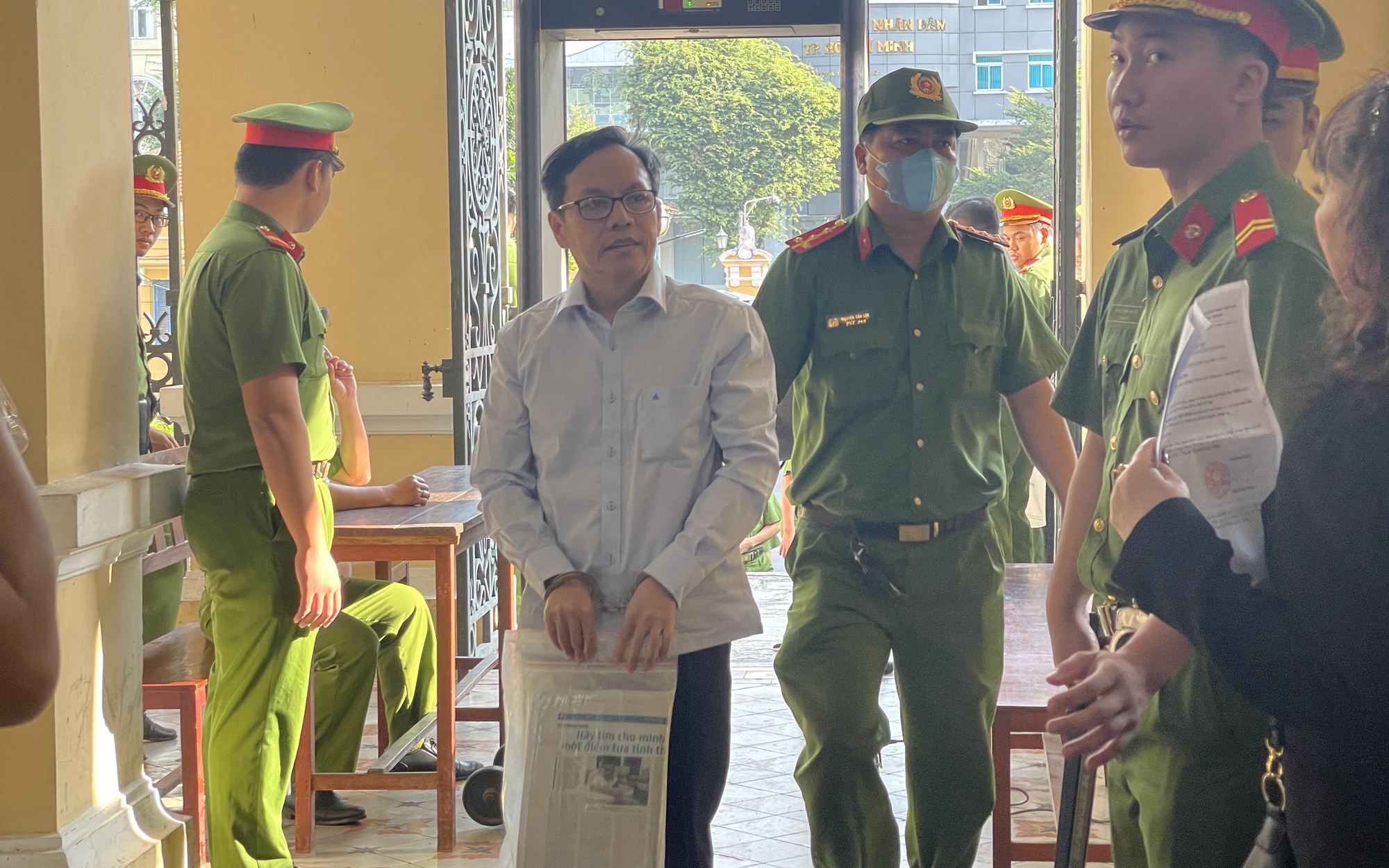 Ông Diệp Dũng đến toà cùng nhiều tài liệu