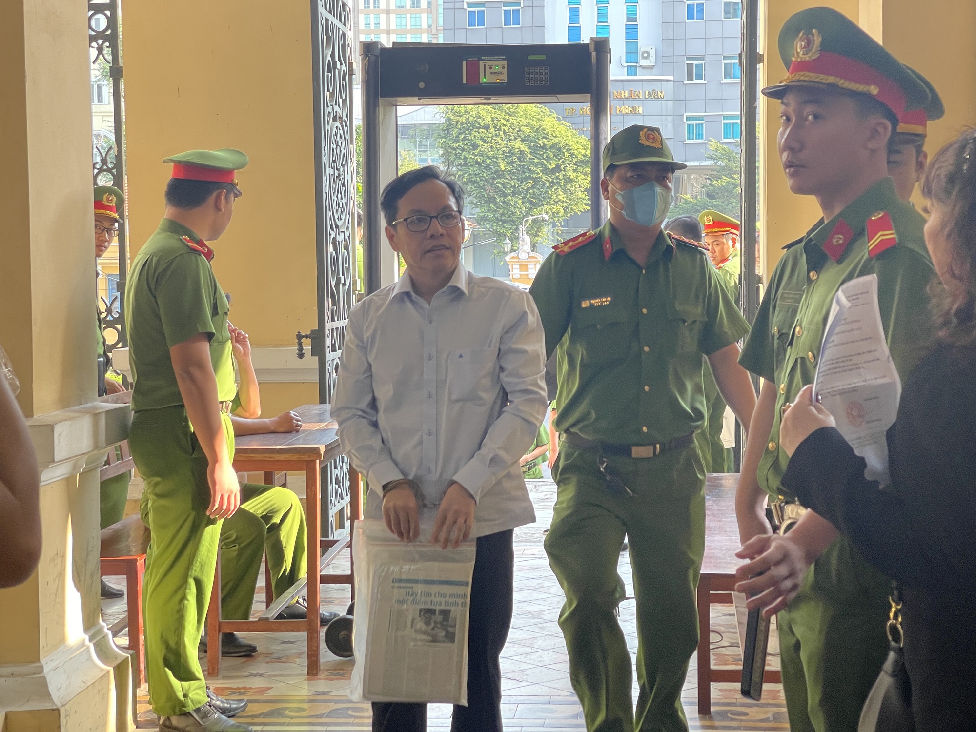 &Ocirc;ng Diệp Dũng đến to&agrave; c&ugrave;ng nhiều t&agrave;i liệu- Ảnh 1.